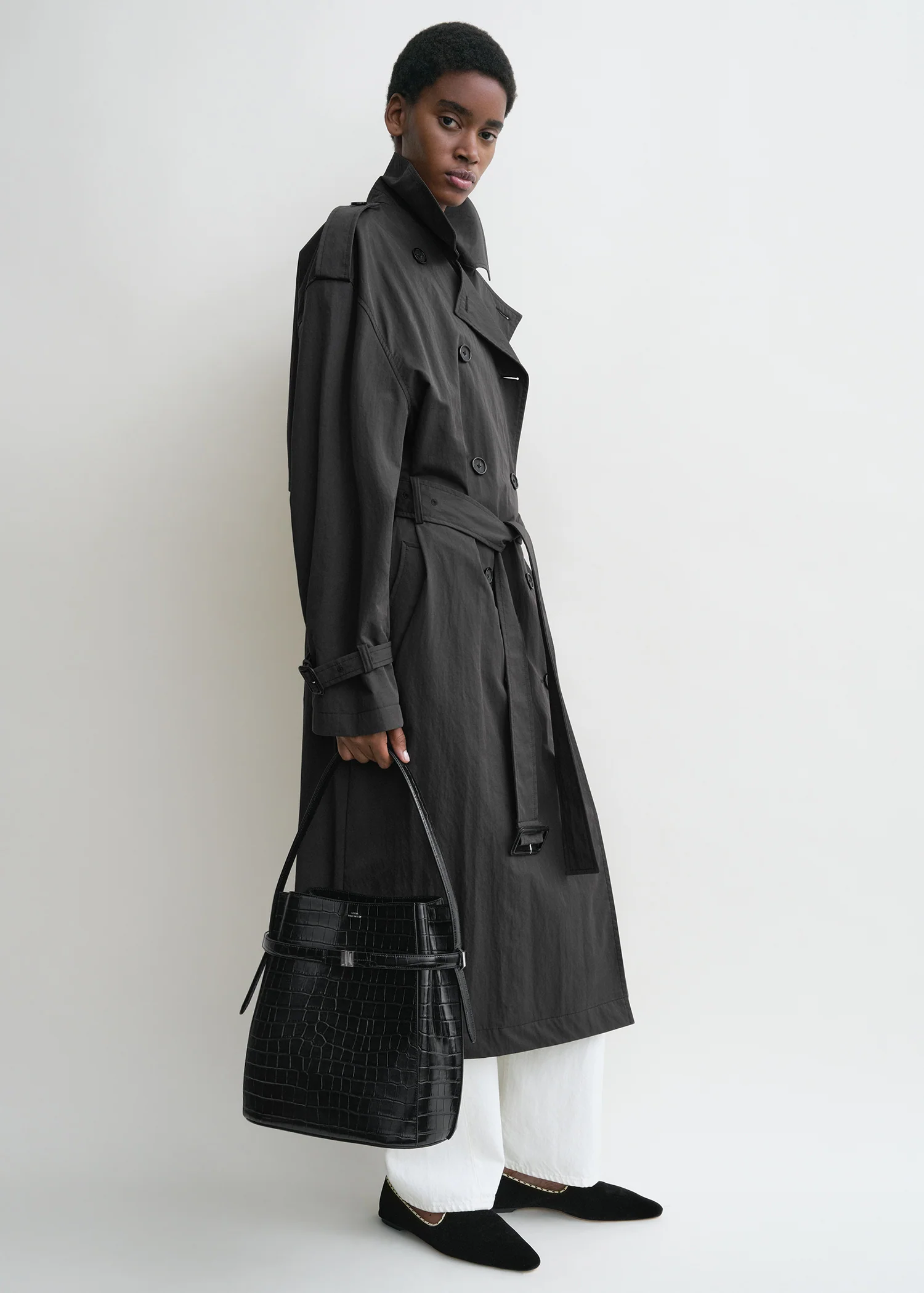 Belted croco-embossed bucket bag black - Image 3