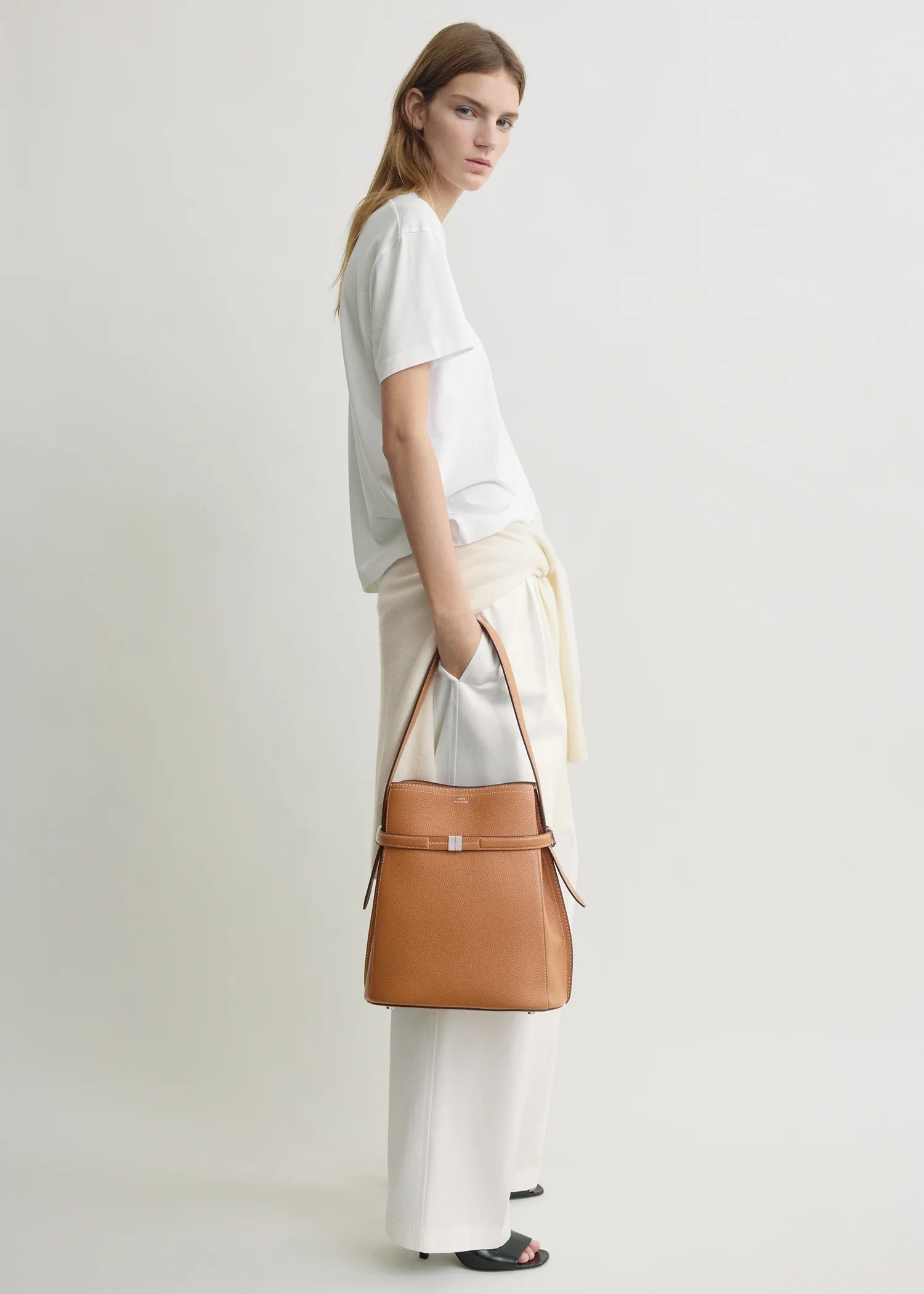 Belted grained-leather bucket bag tan - Image 3