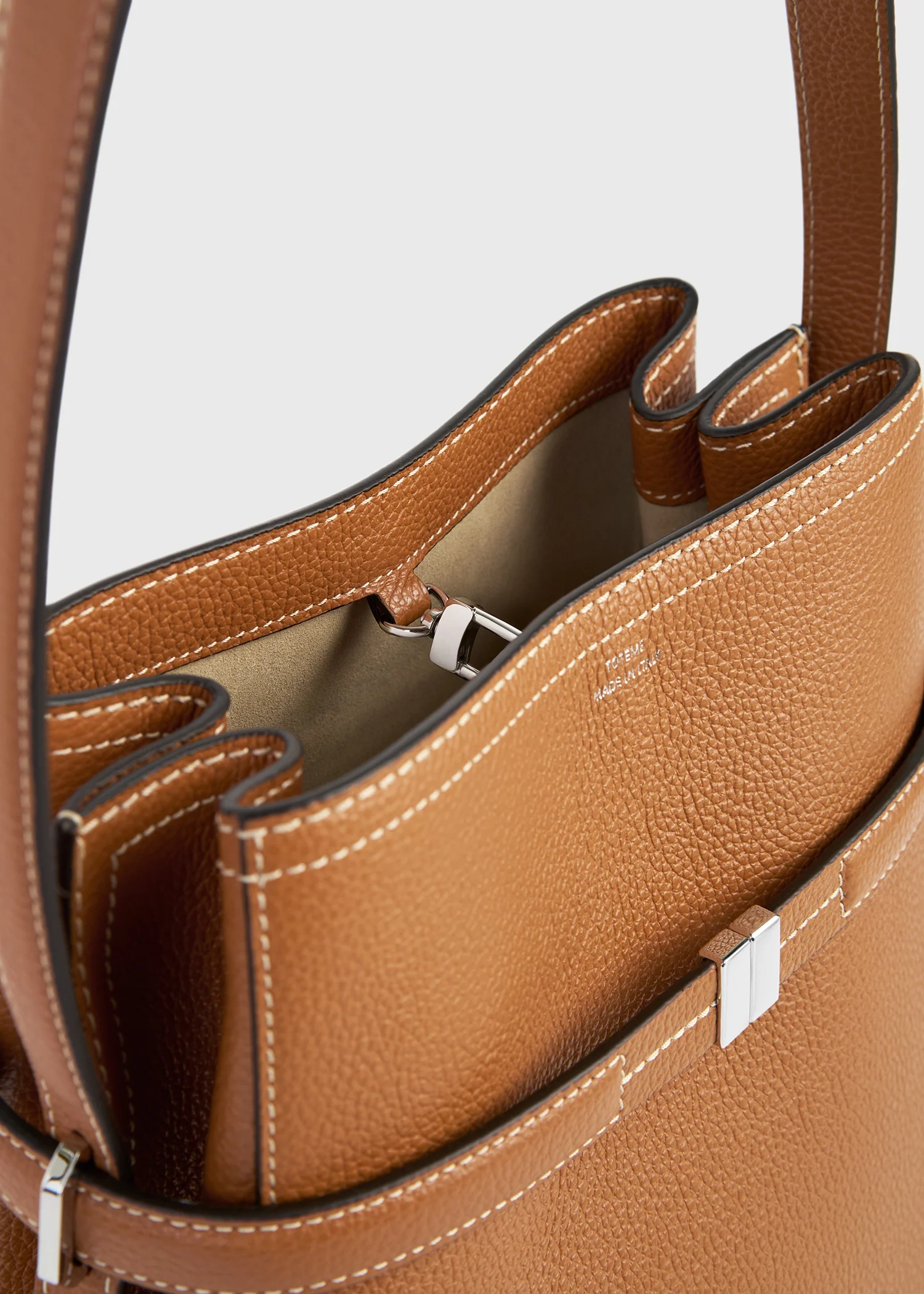 Belted grained-leather bucket bag tan - Image 6