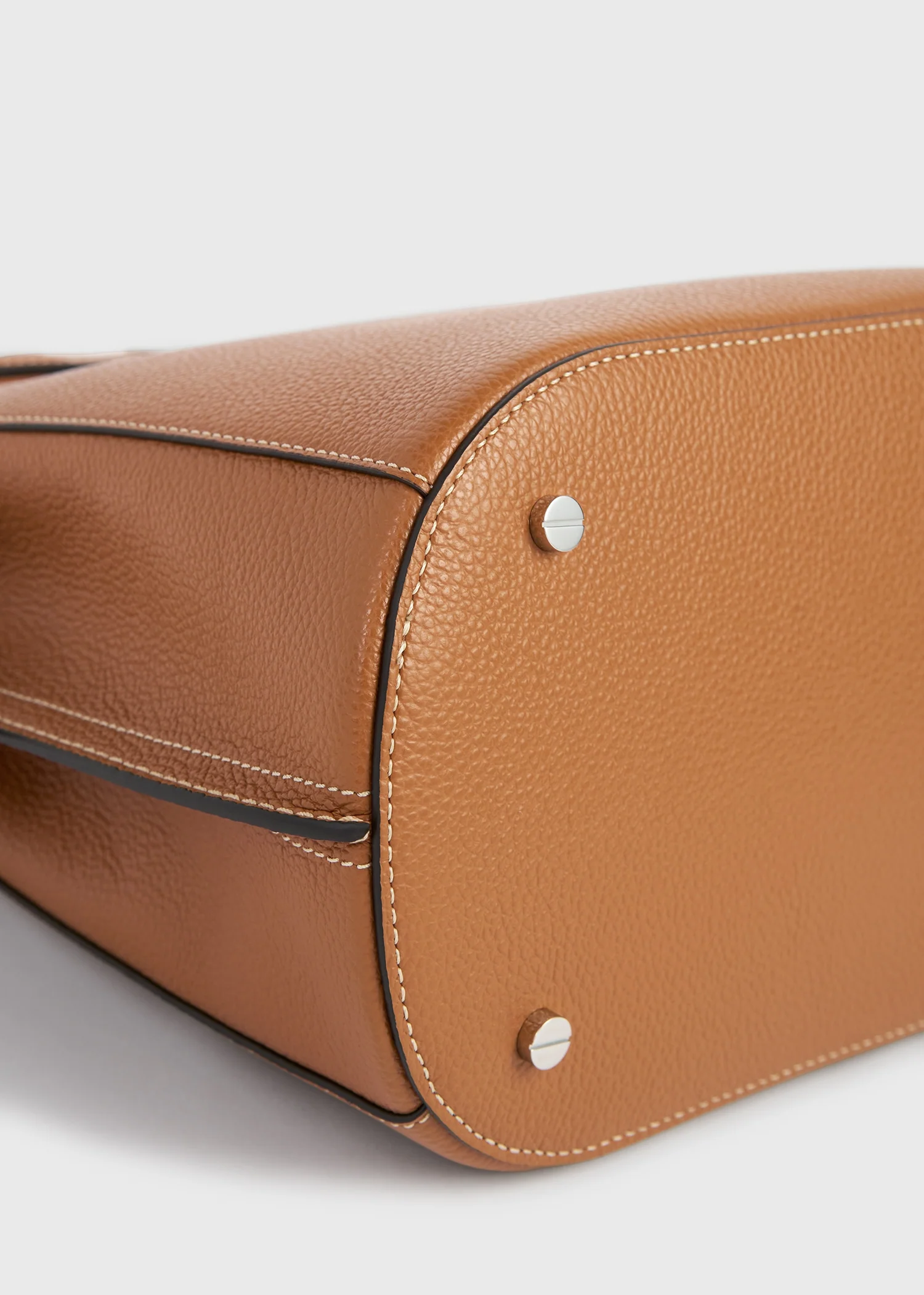 Belted grained-leather bucket bag tan - Image 7