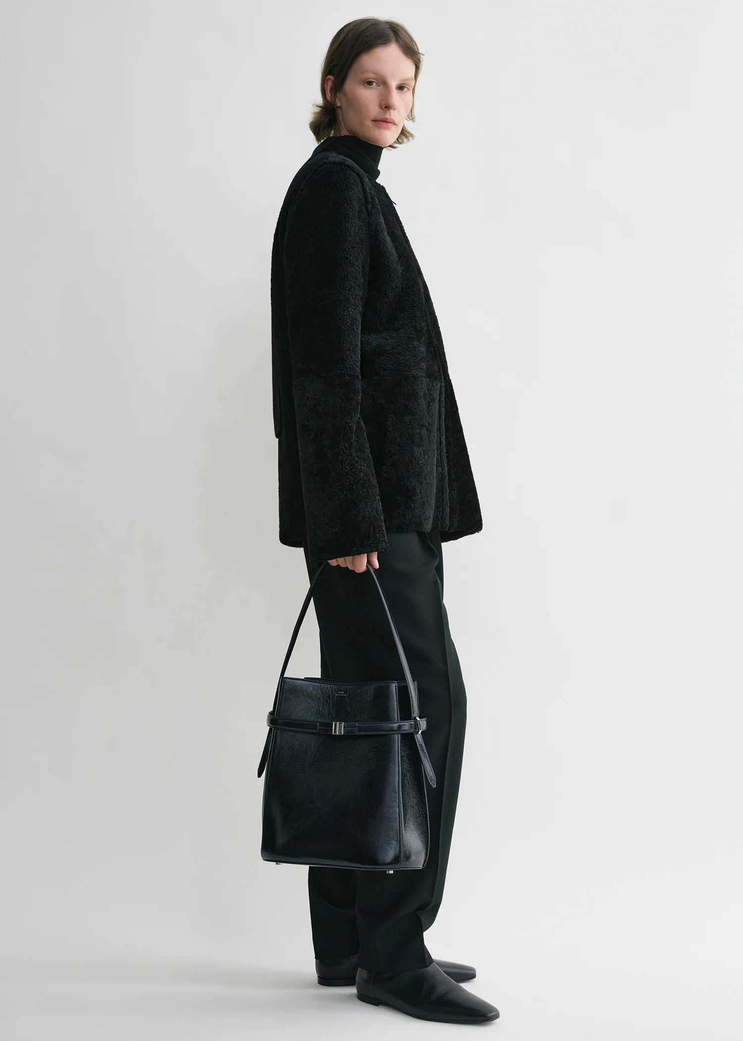 Belted Naplack bucket bag navy - Image 3