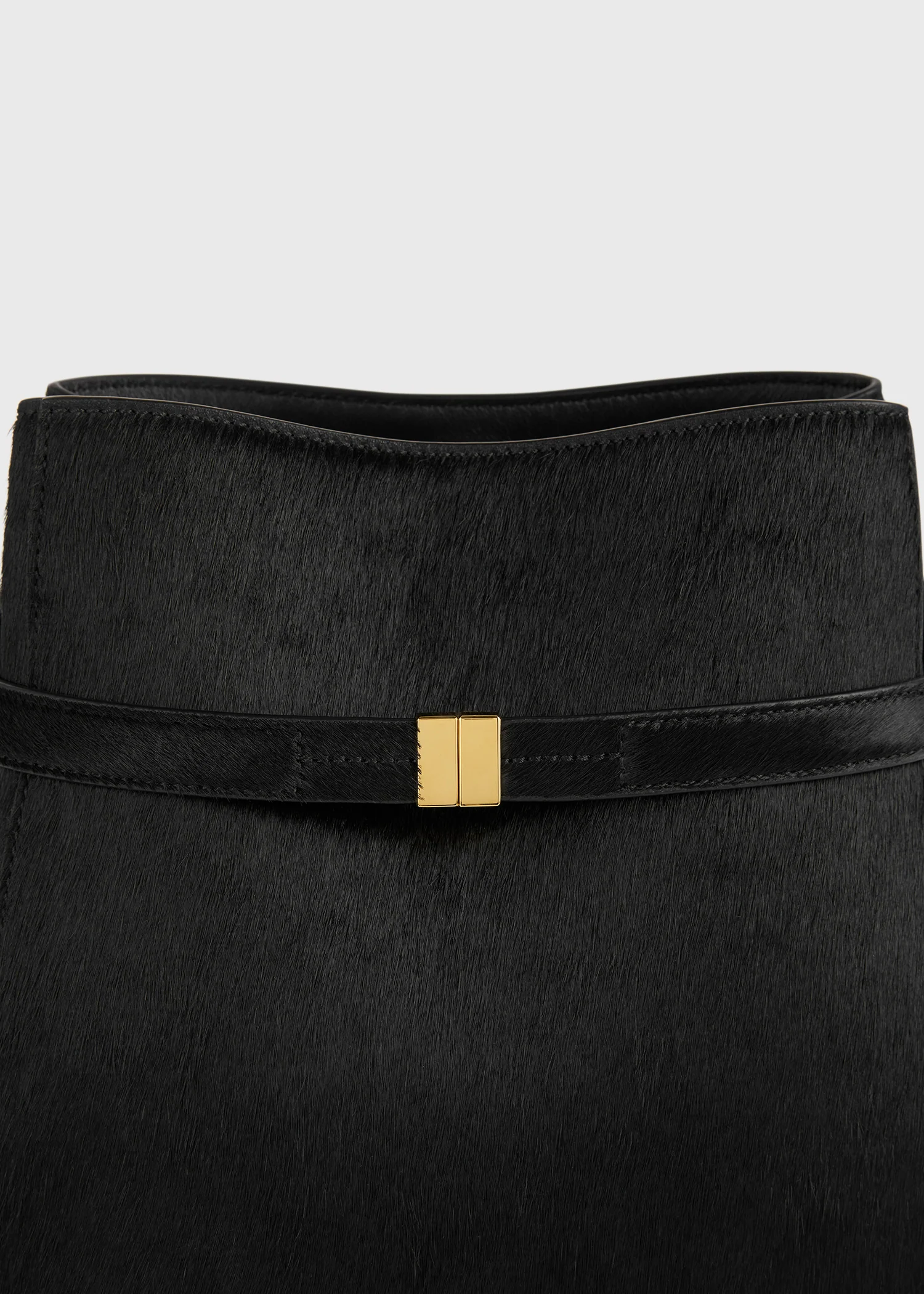 Belted pony hair bucket bag black - Image 5