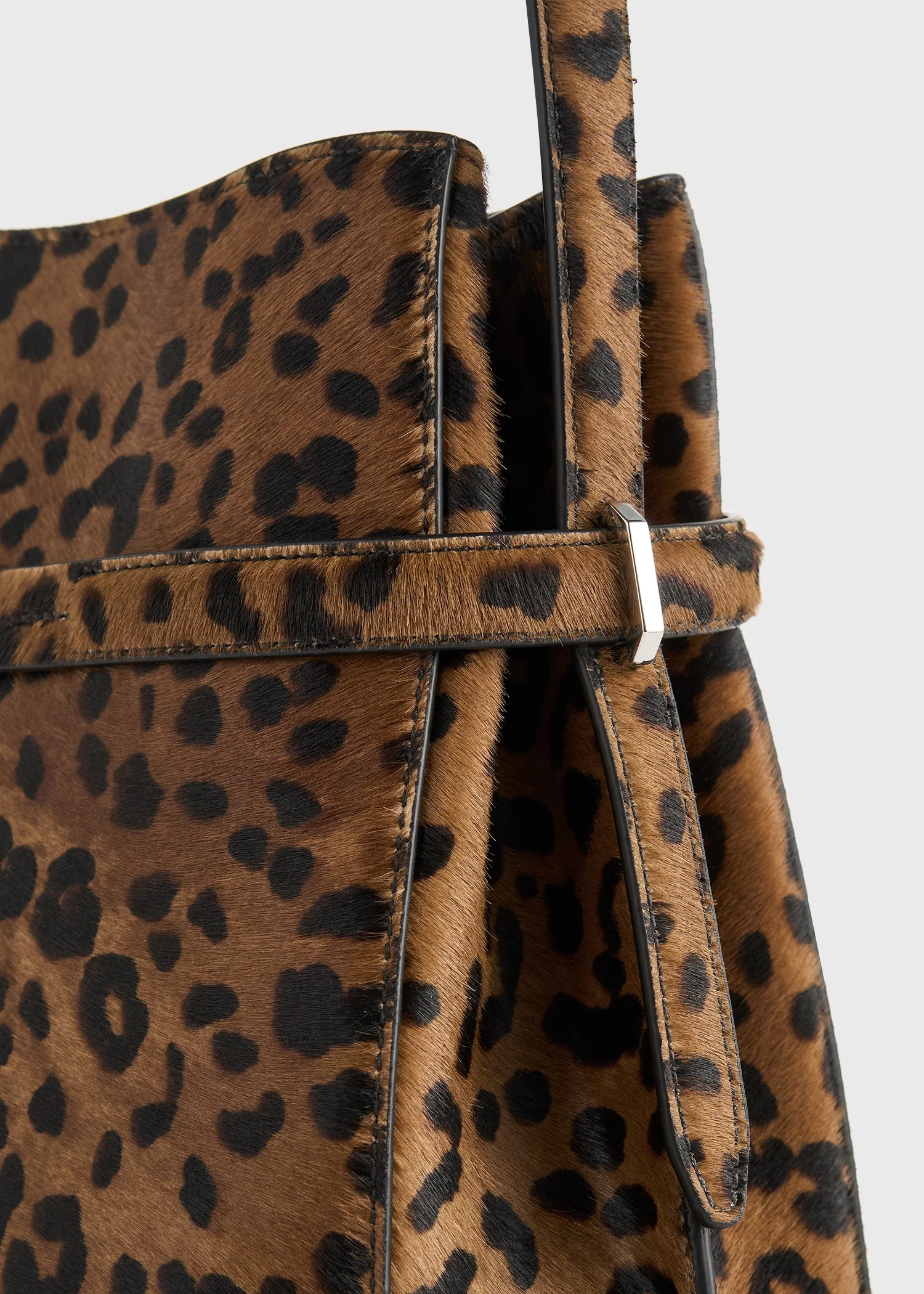 Belted pony hair bucket bag leopard - Image 5