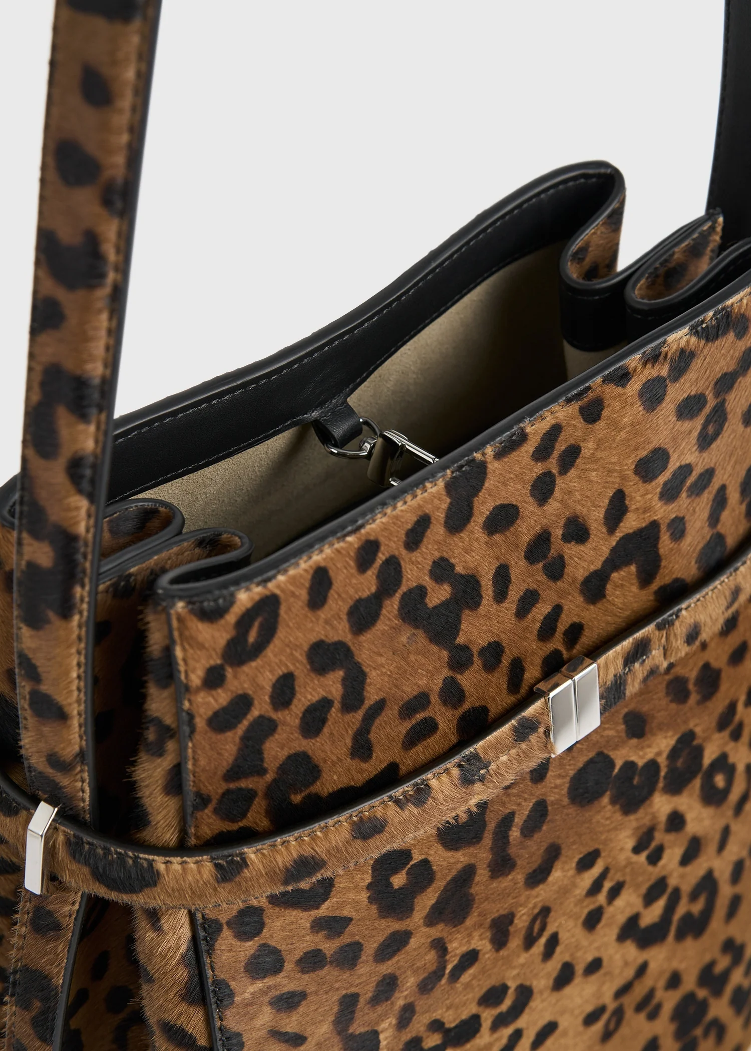 Belted pony hair bucket bag leopard - Image 6
