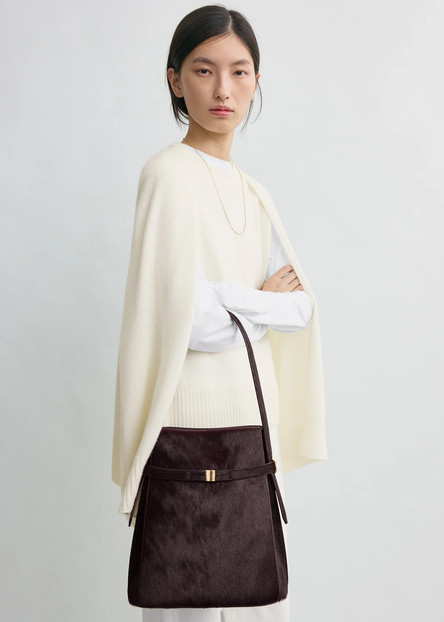 Belted pony hair bucket bag wine - Image 2