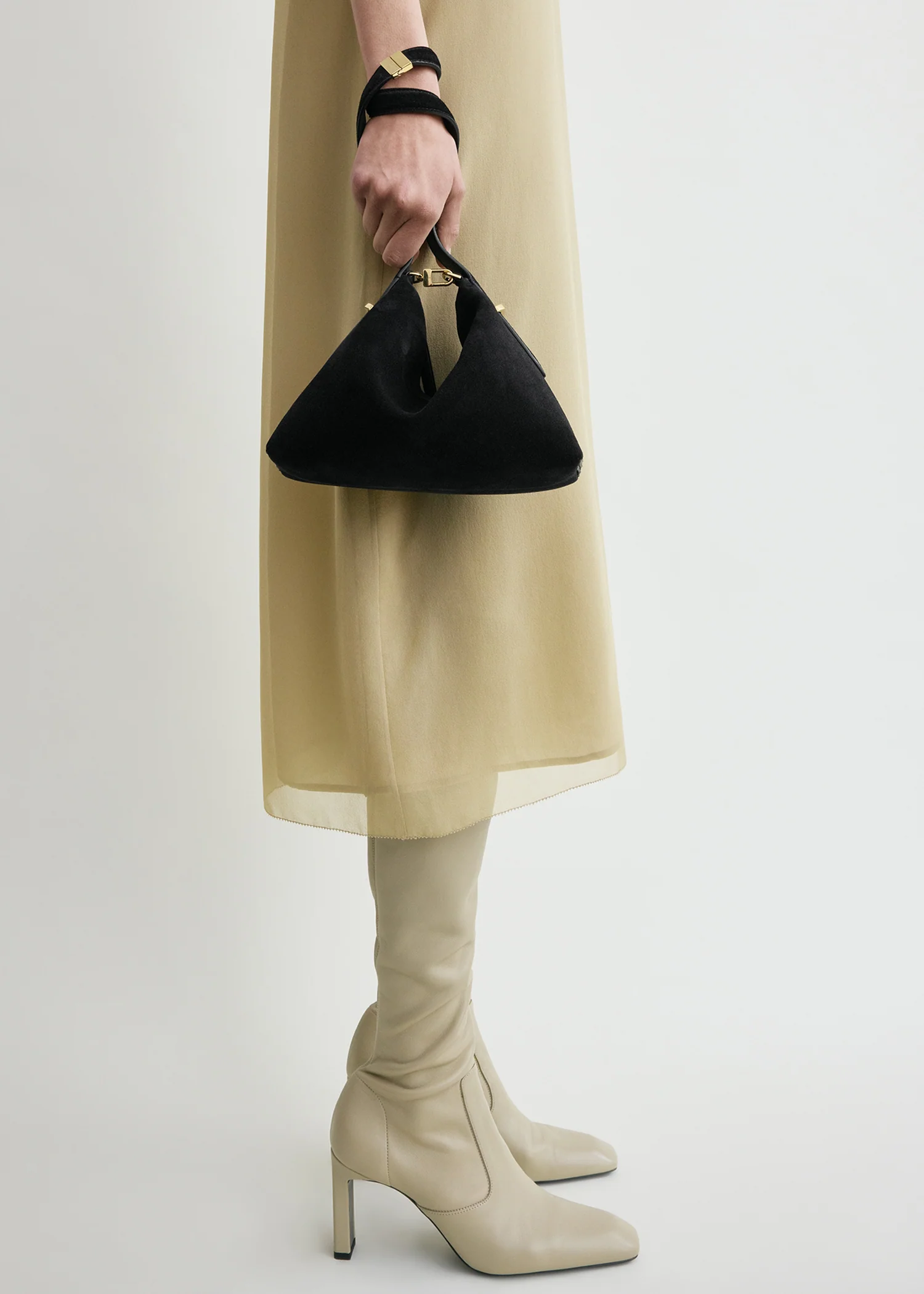Bevel suede wristlet black - Image 2
