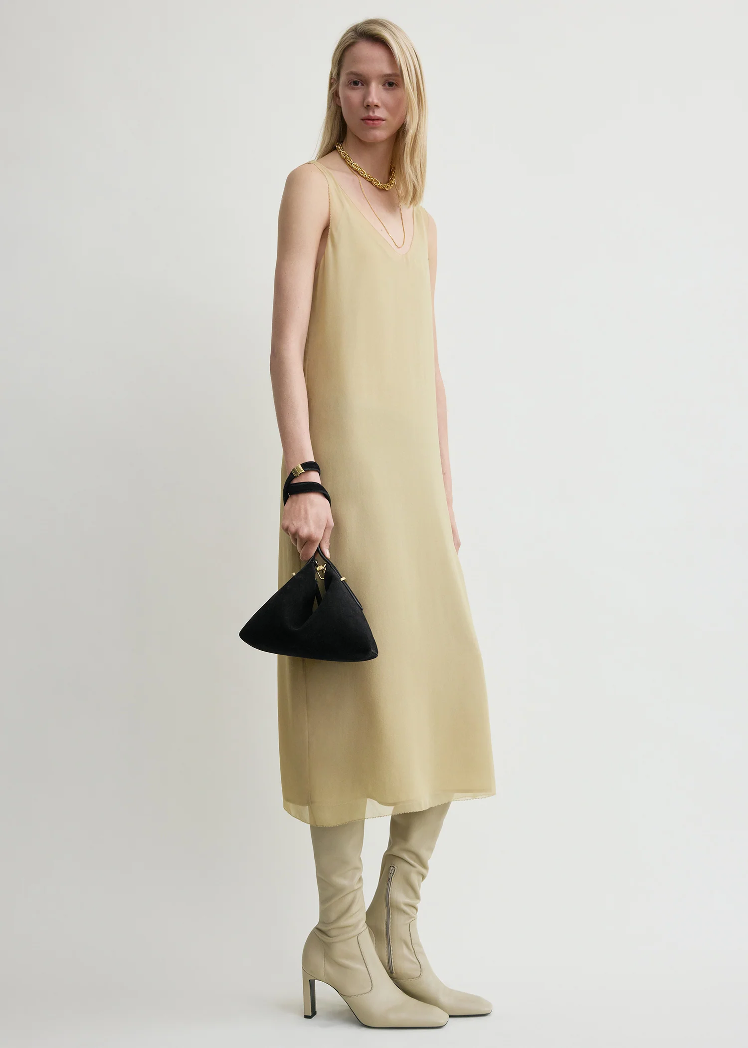 Bevel suede wristlet black - Image 3