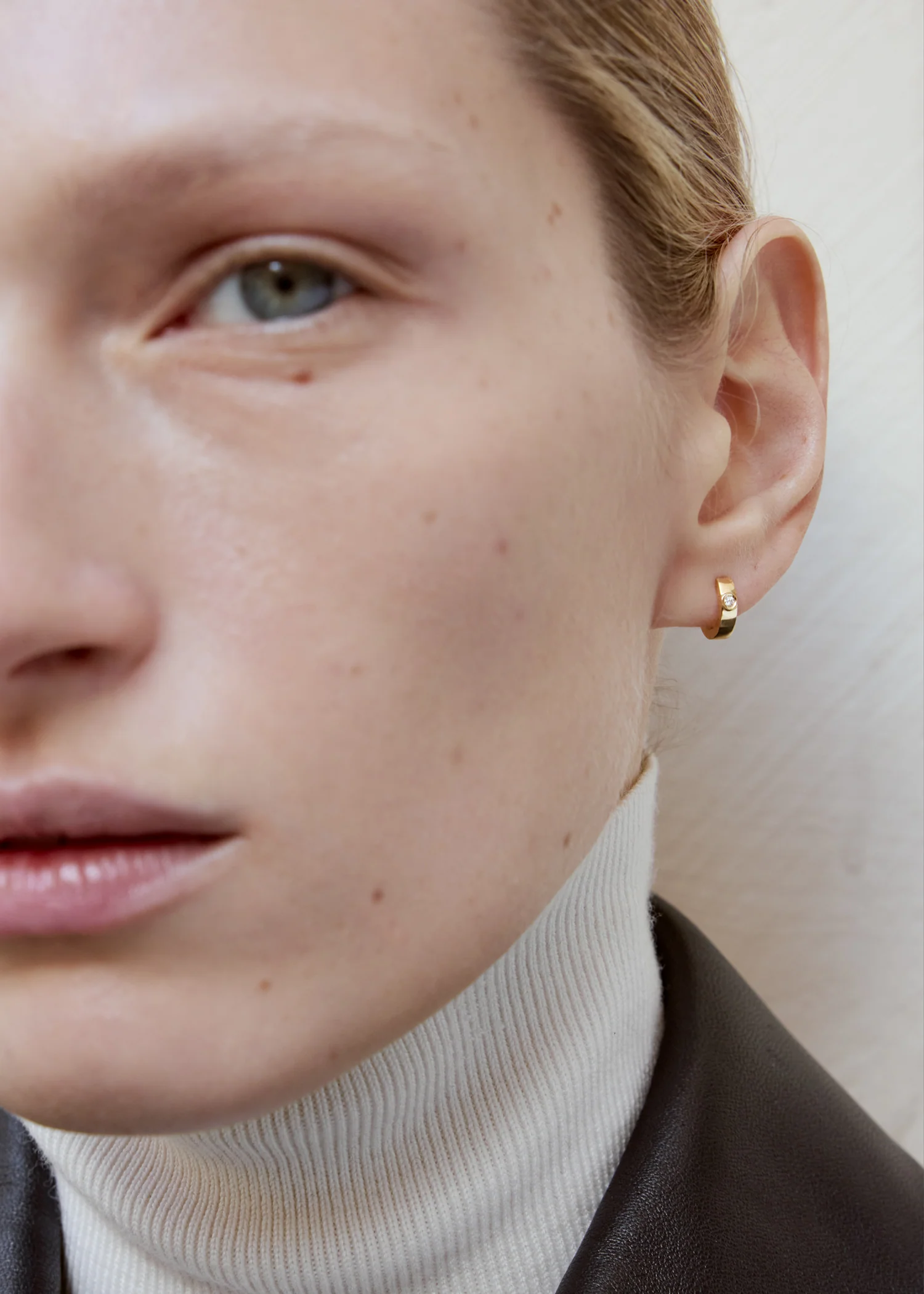 Bezel diamond hoops 18kt gold - Image 3