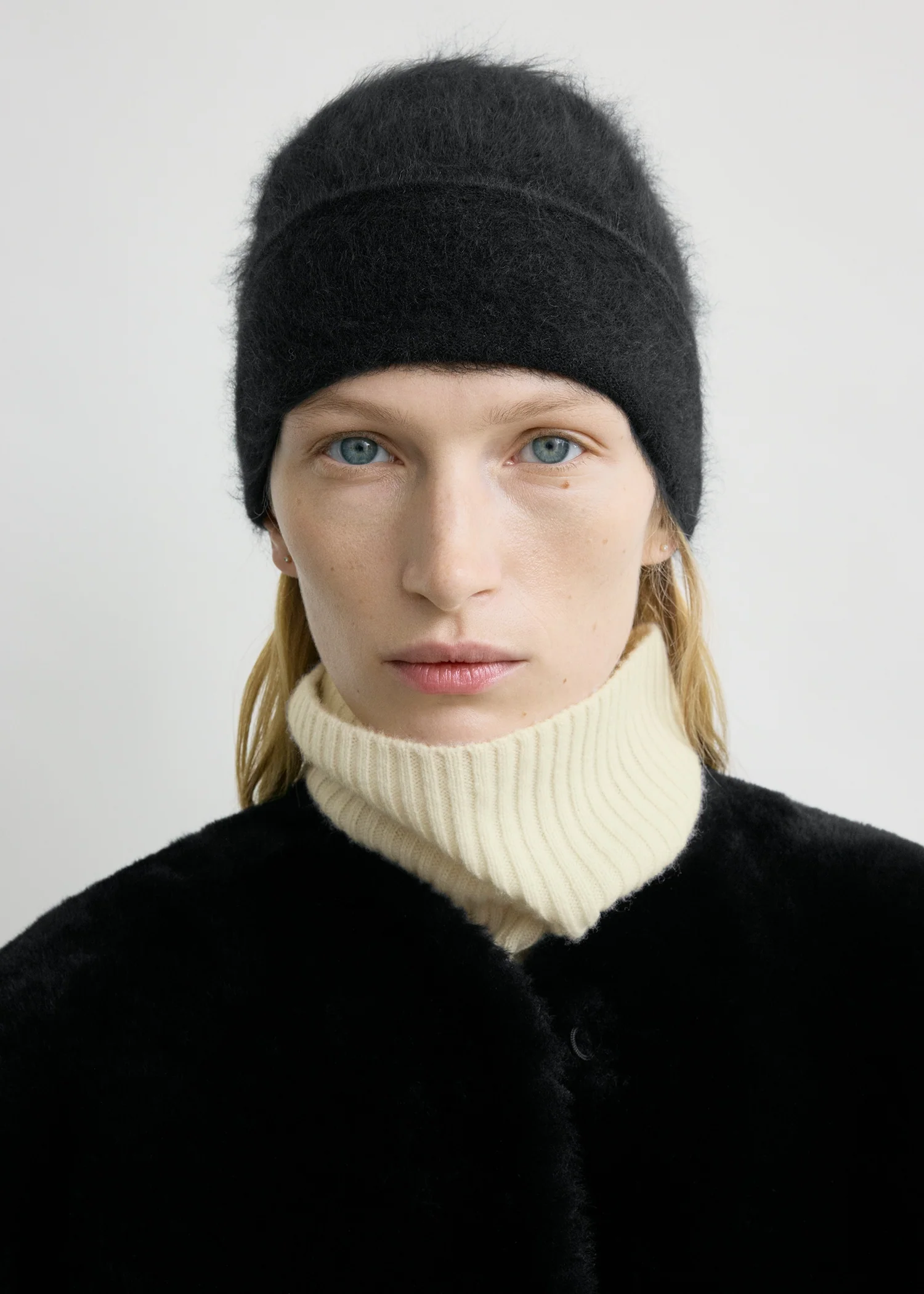 Brushed cashmere beanie black - Image 2