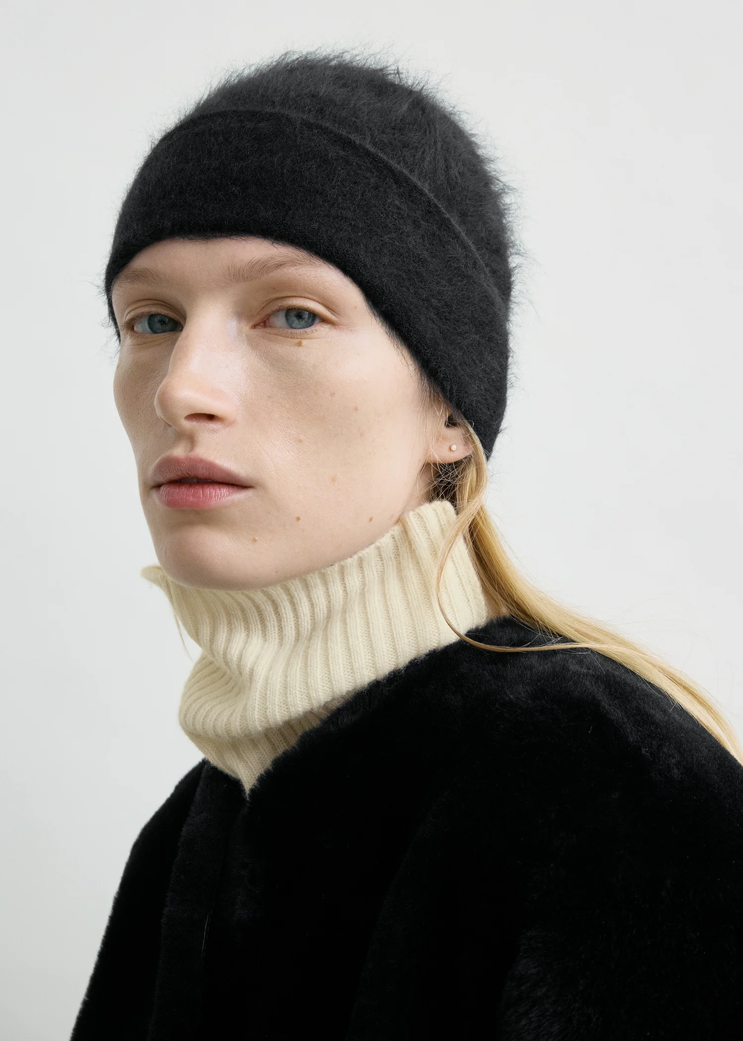 Brushed cashmere beanie black - Image 3