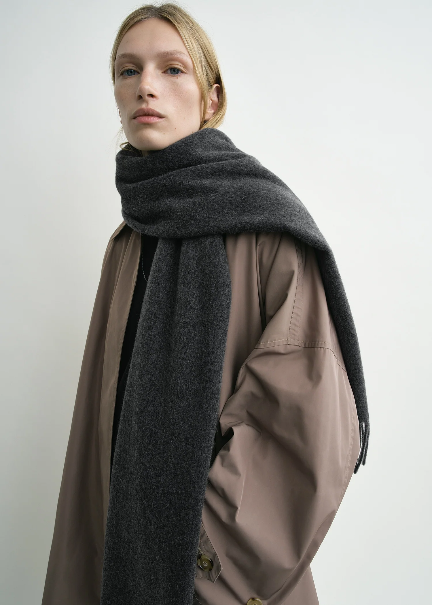 Cashmere scarf charcoal - Image 3