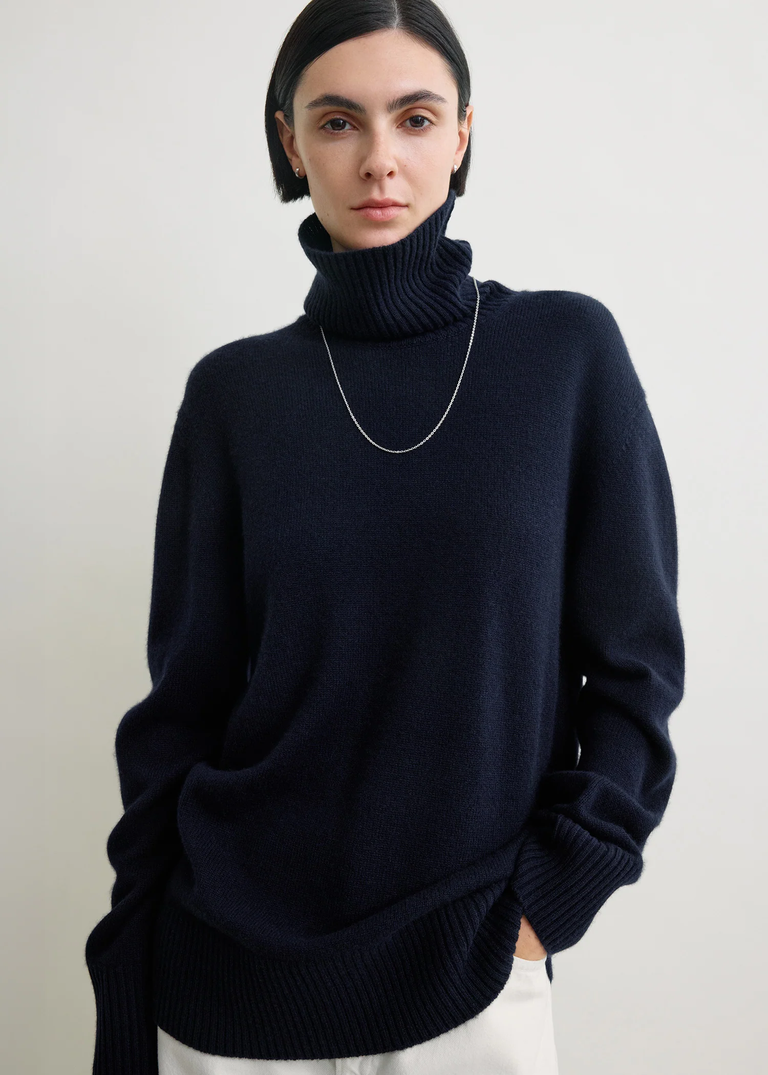 Cashmere turtleneck navy - Image 4