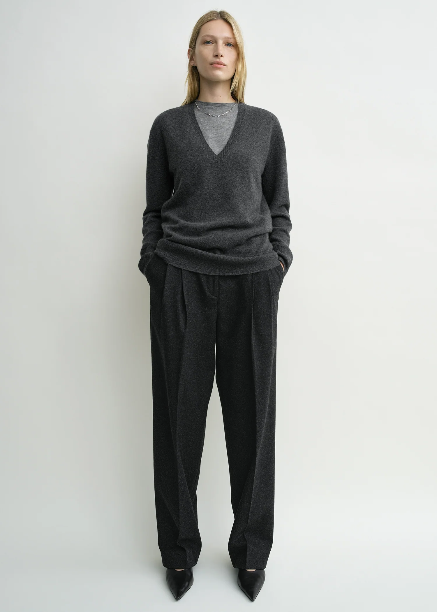 Cashmere v-neck knit charcoal - Image 2