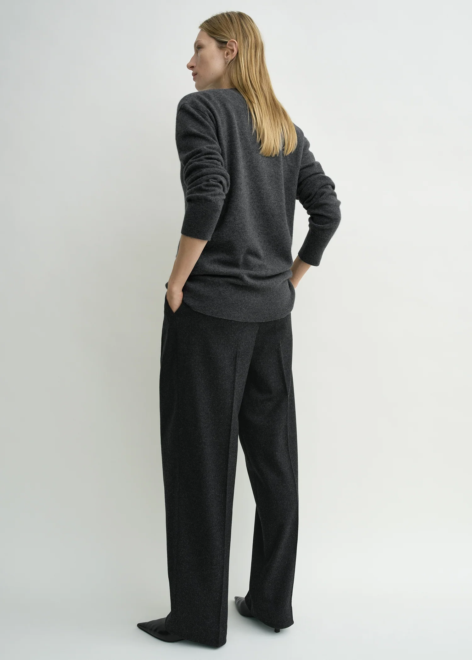 Cashmere v-neck knit charcoal - Image 3