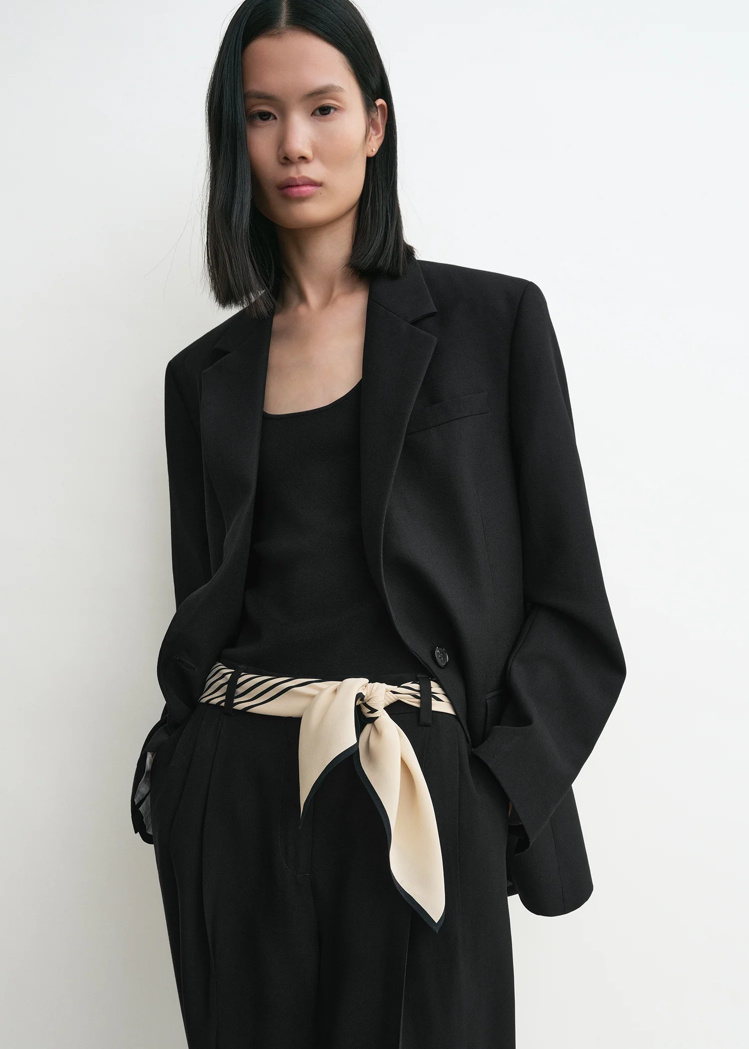 Centered monogram silk scarf crème - Image 4