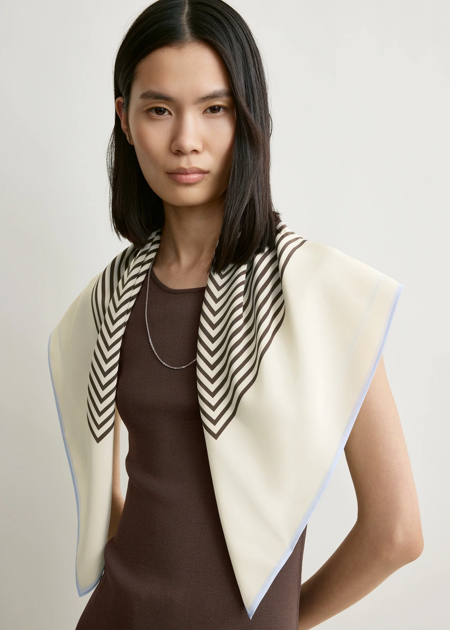 Centered monogram silk scarf macadamia - Image 3