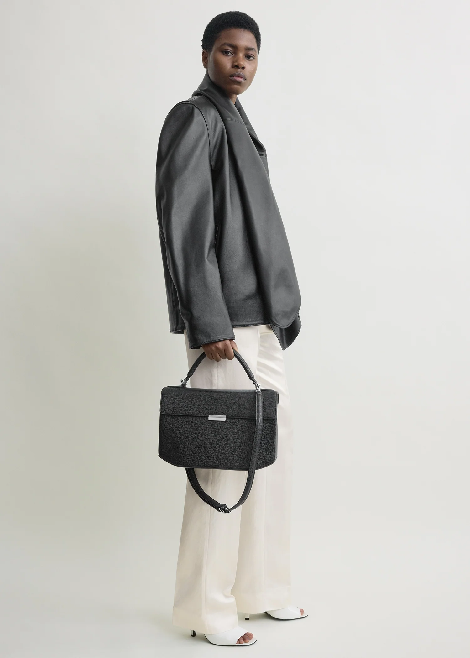 Clip grained-leather top handle black - Image 3