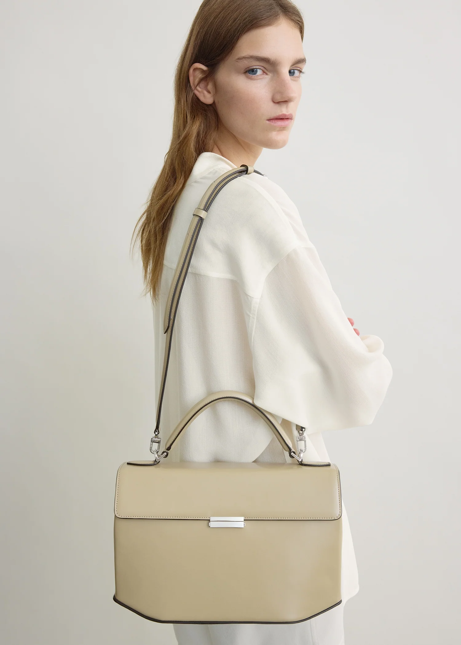 Clip polished-leather top handle cashew - Image 2