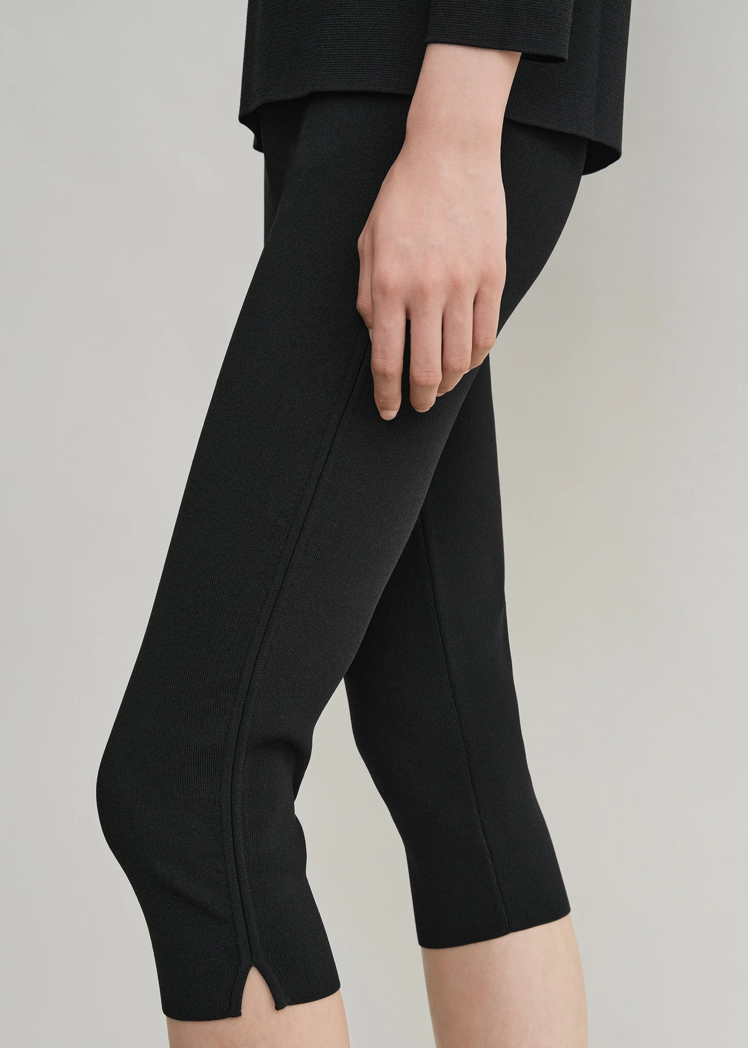 Compact knit capri trousers black - Image 4
