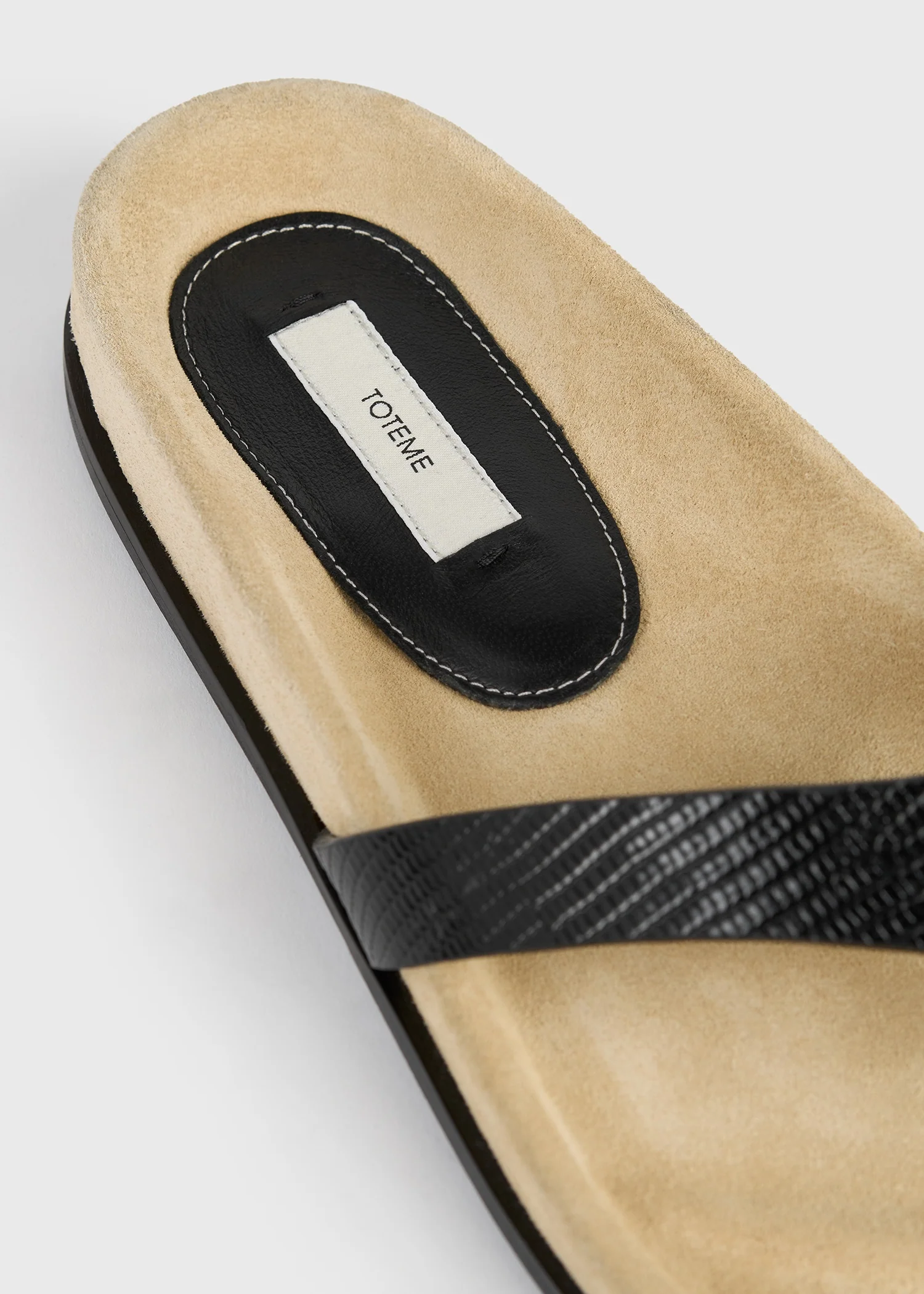 Contoured lizard-embossed flip flops beige/black - Image 5
