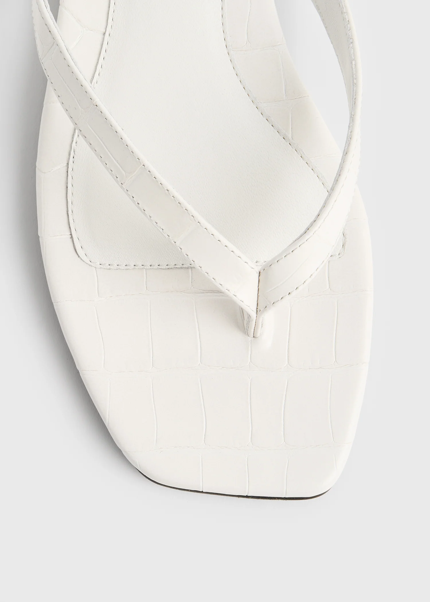 Croco-embossed flip flops off-white - Image 6