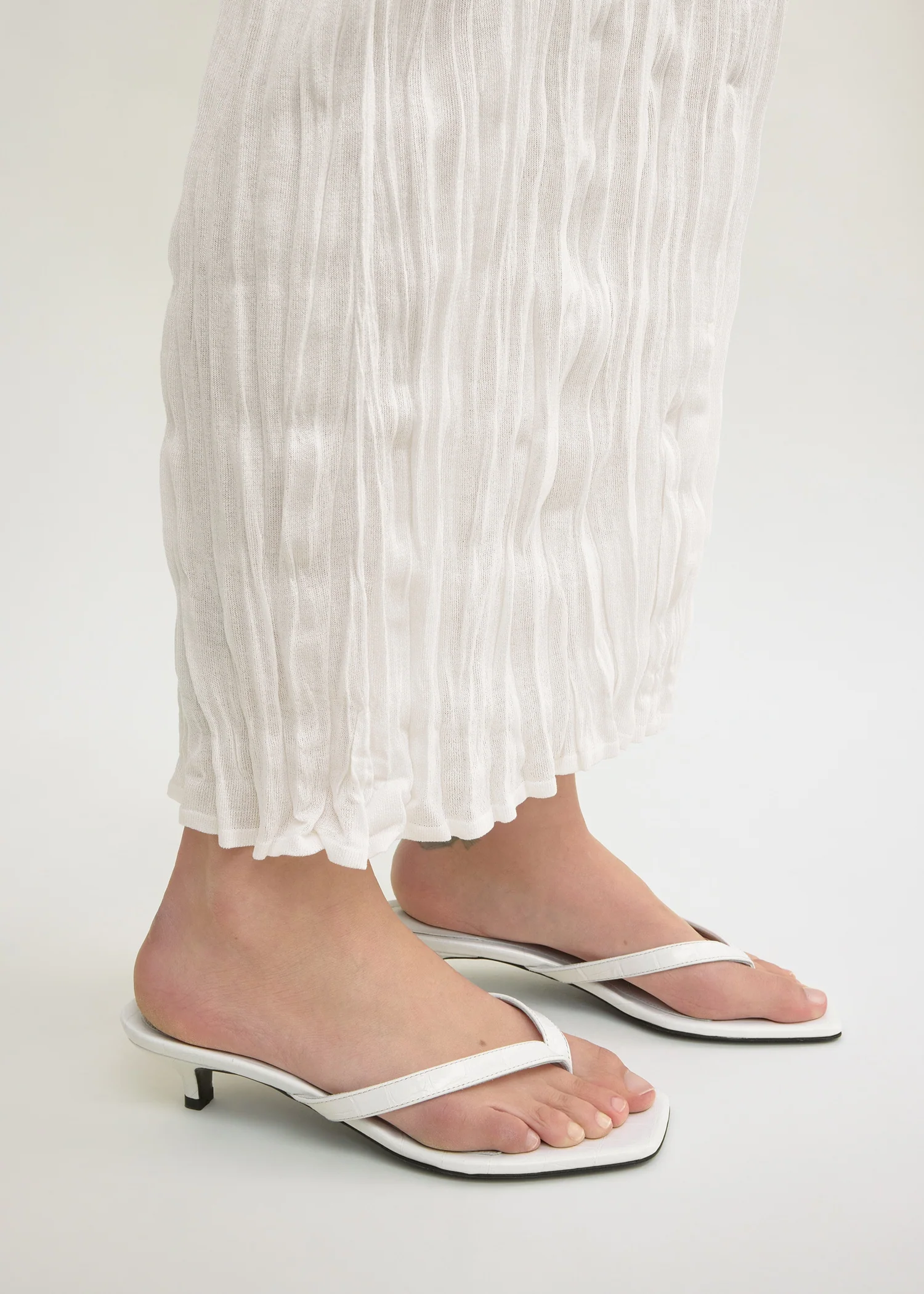 Croco-embossed heeled flip flops off-white - Image 3