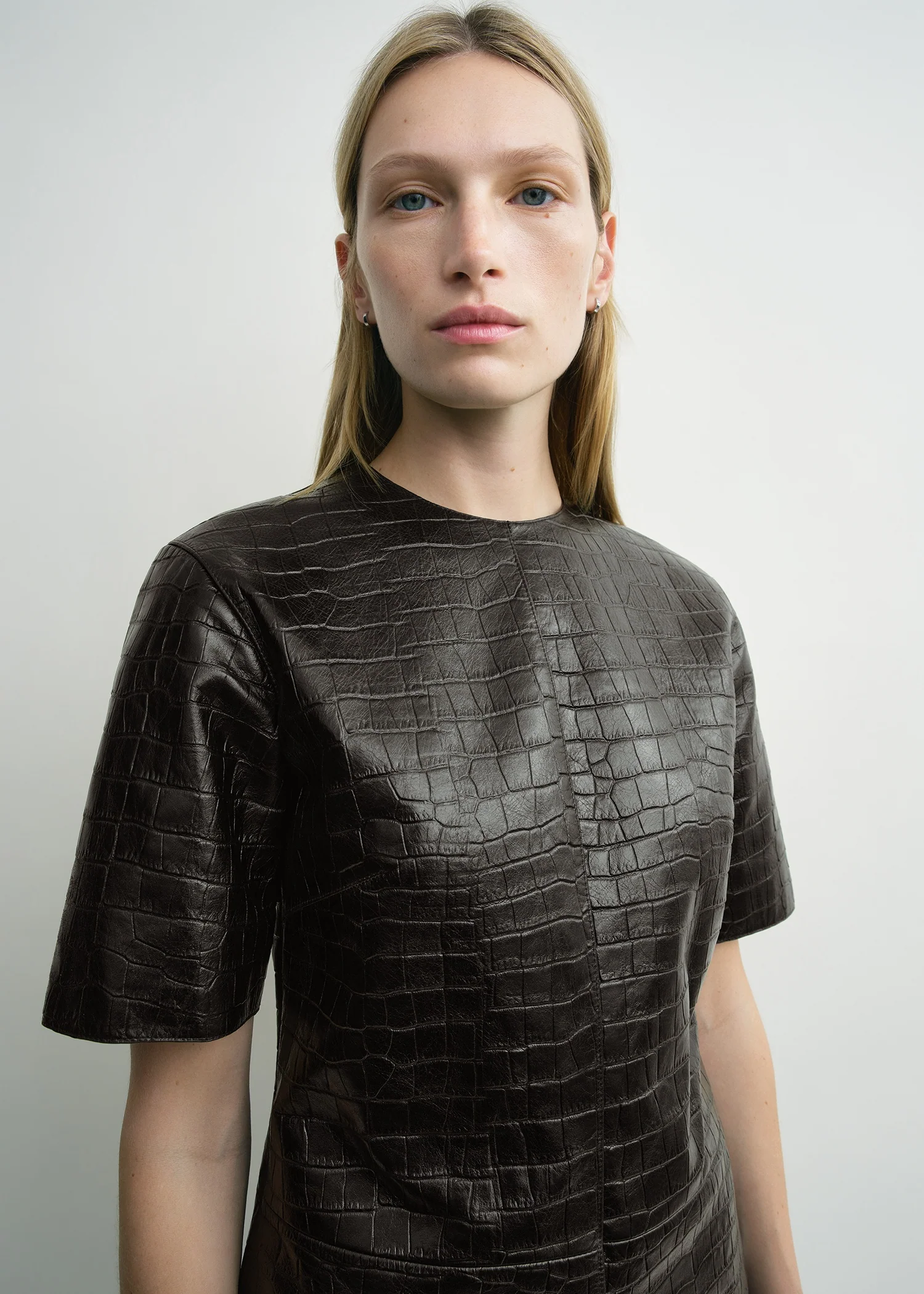 Croco-embossed tee dark brown - Image 4