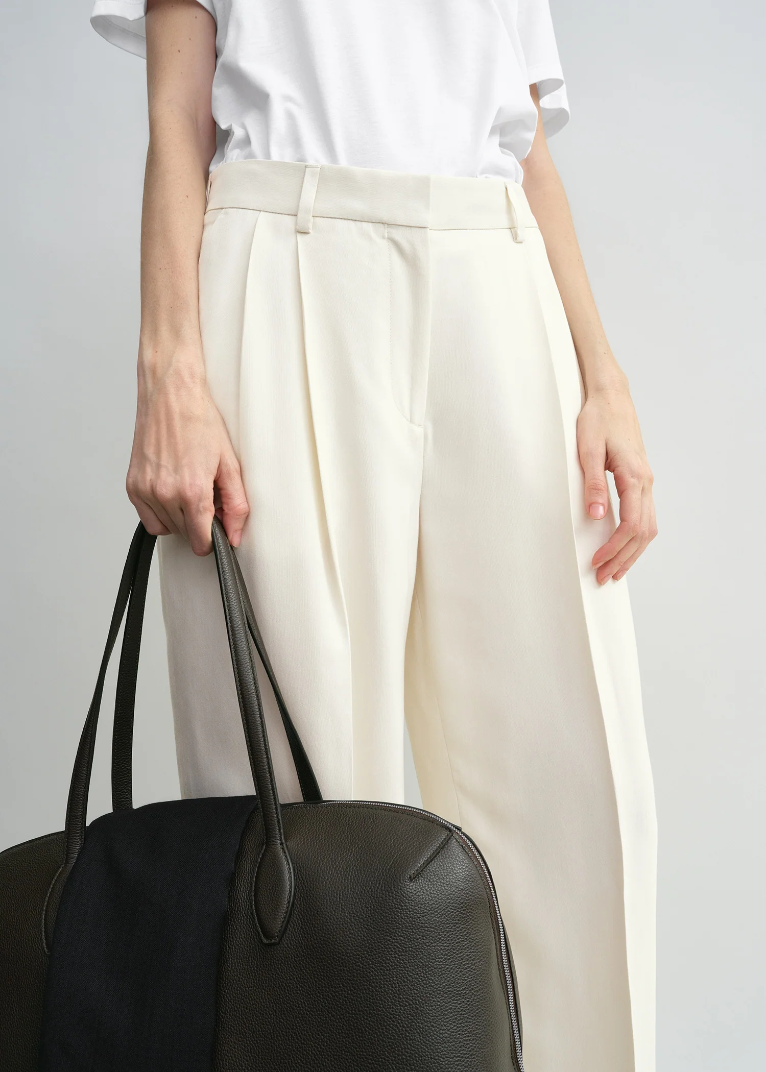 Double-pleat fluid trousers ecru - Image 4