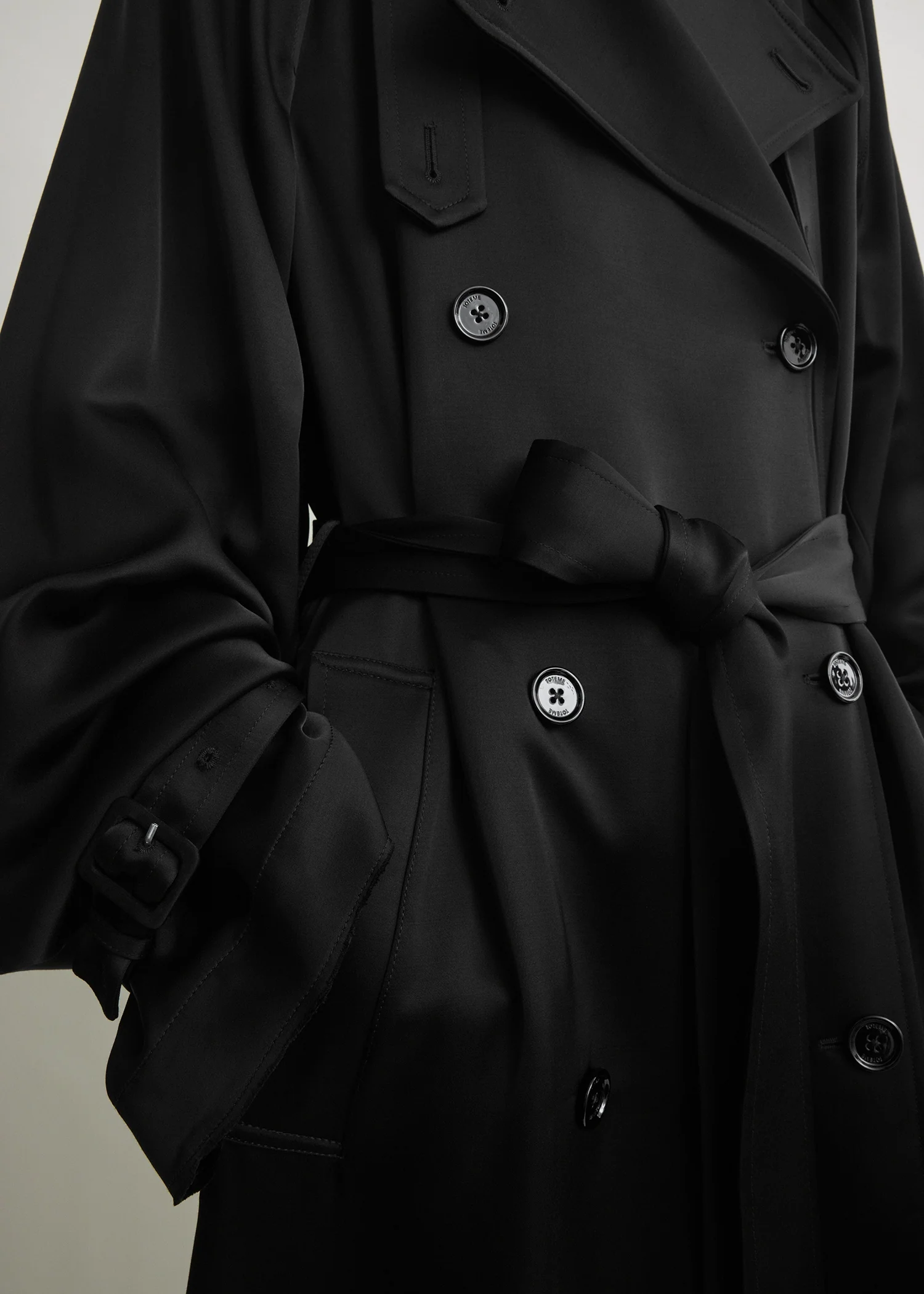 Draped satin trench black - Image 4
