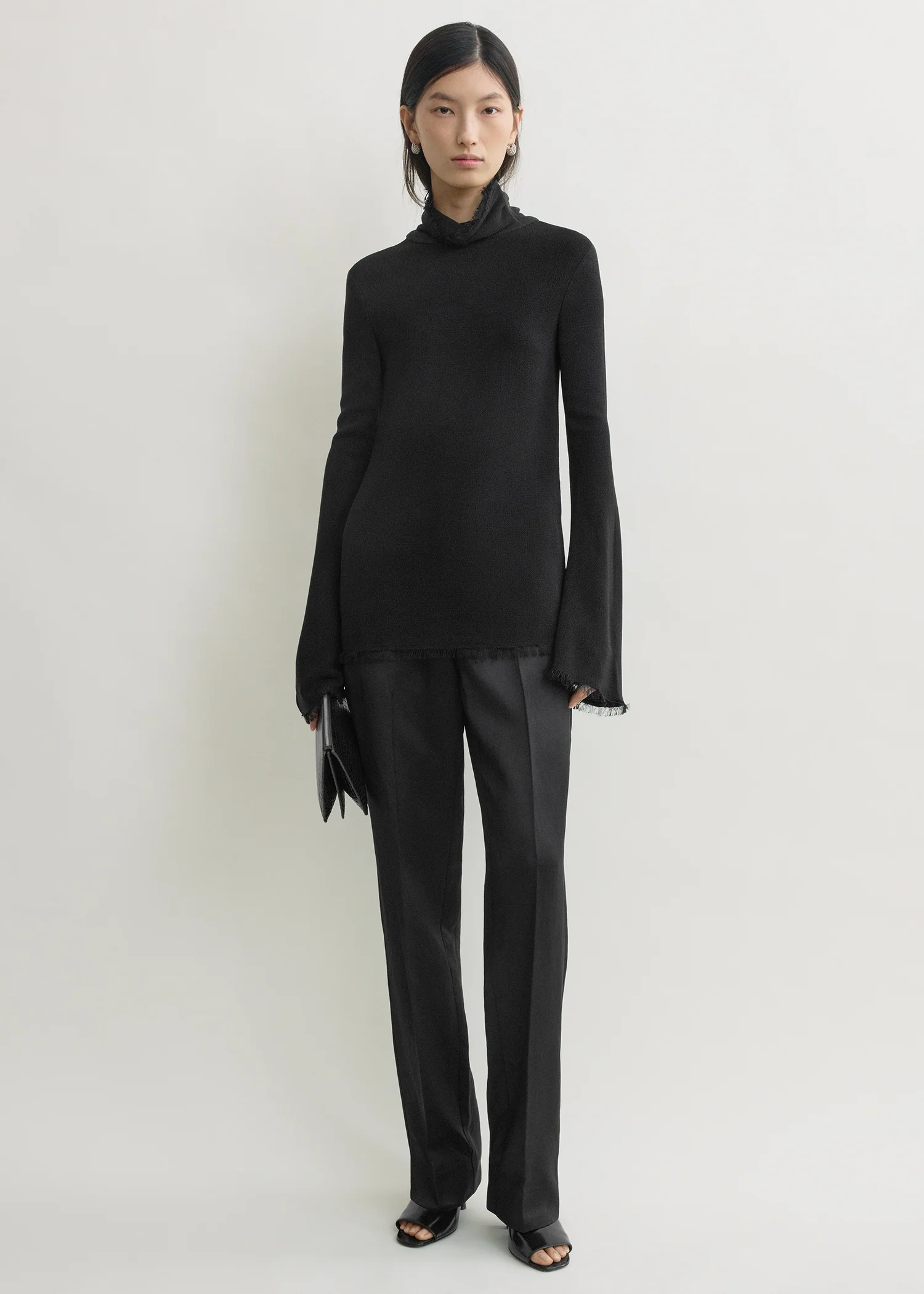 Frayed-edge slim top black
