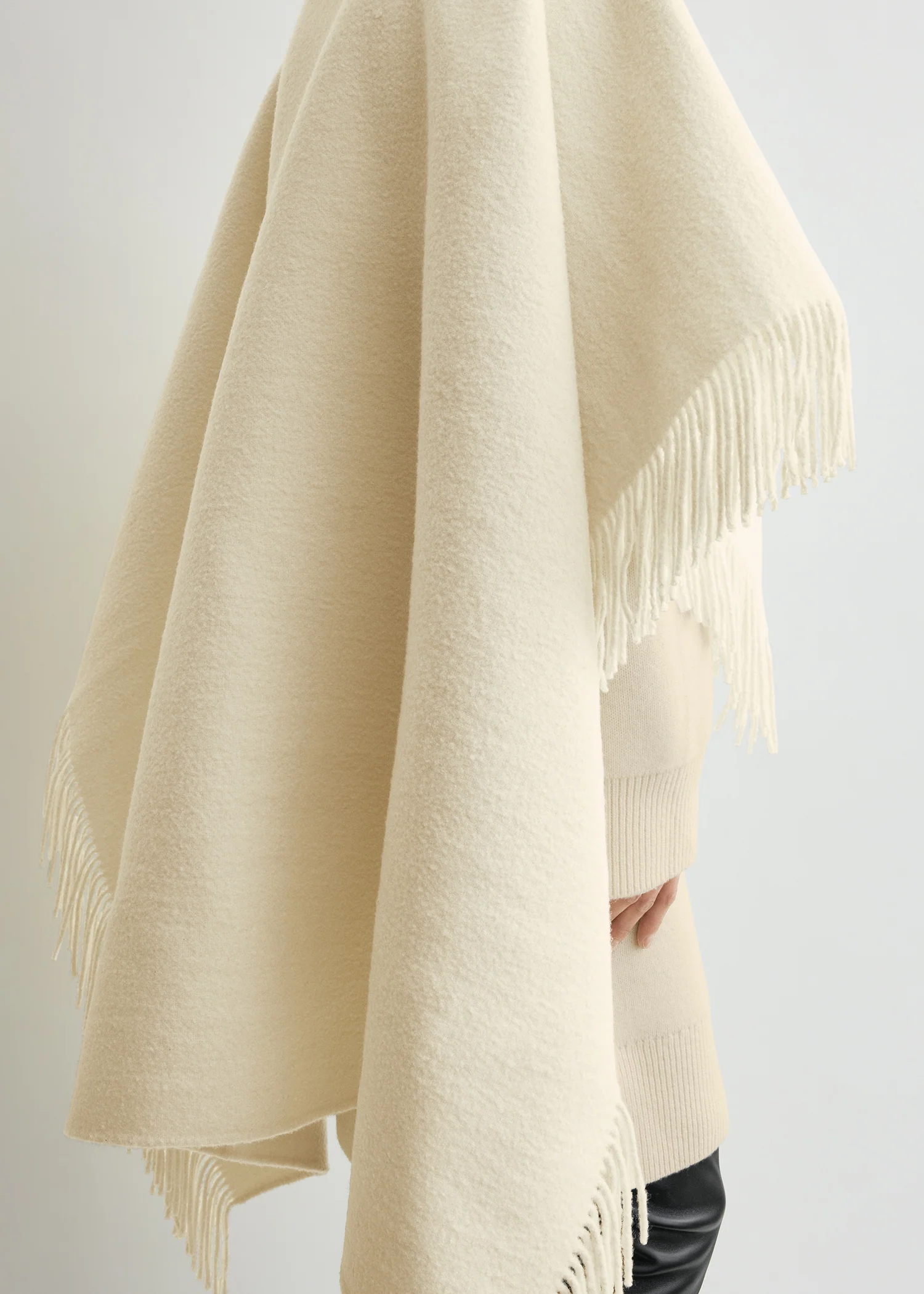 Fringed poncho winter white - Image 4