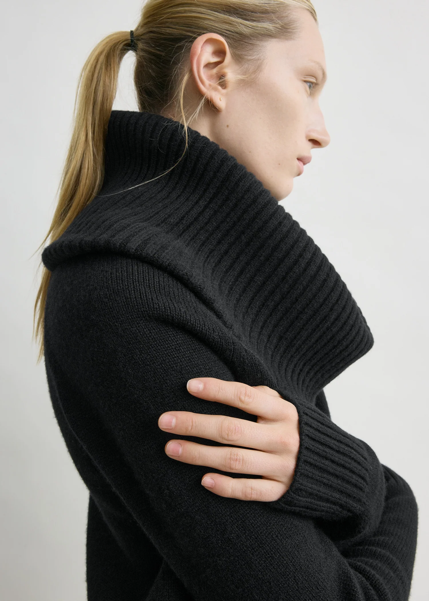 Funnel wool knit black - Image 4