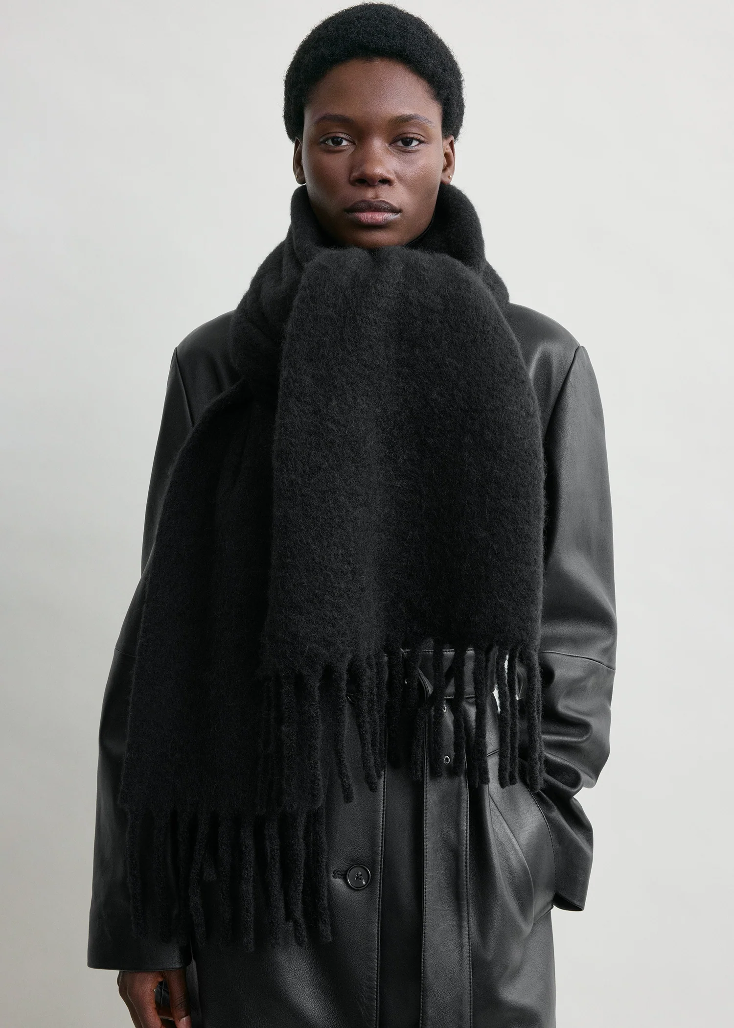 Fuzzy scarf black - Image 3