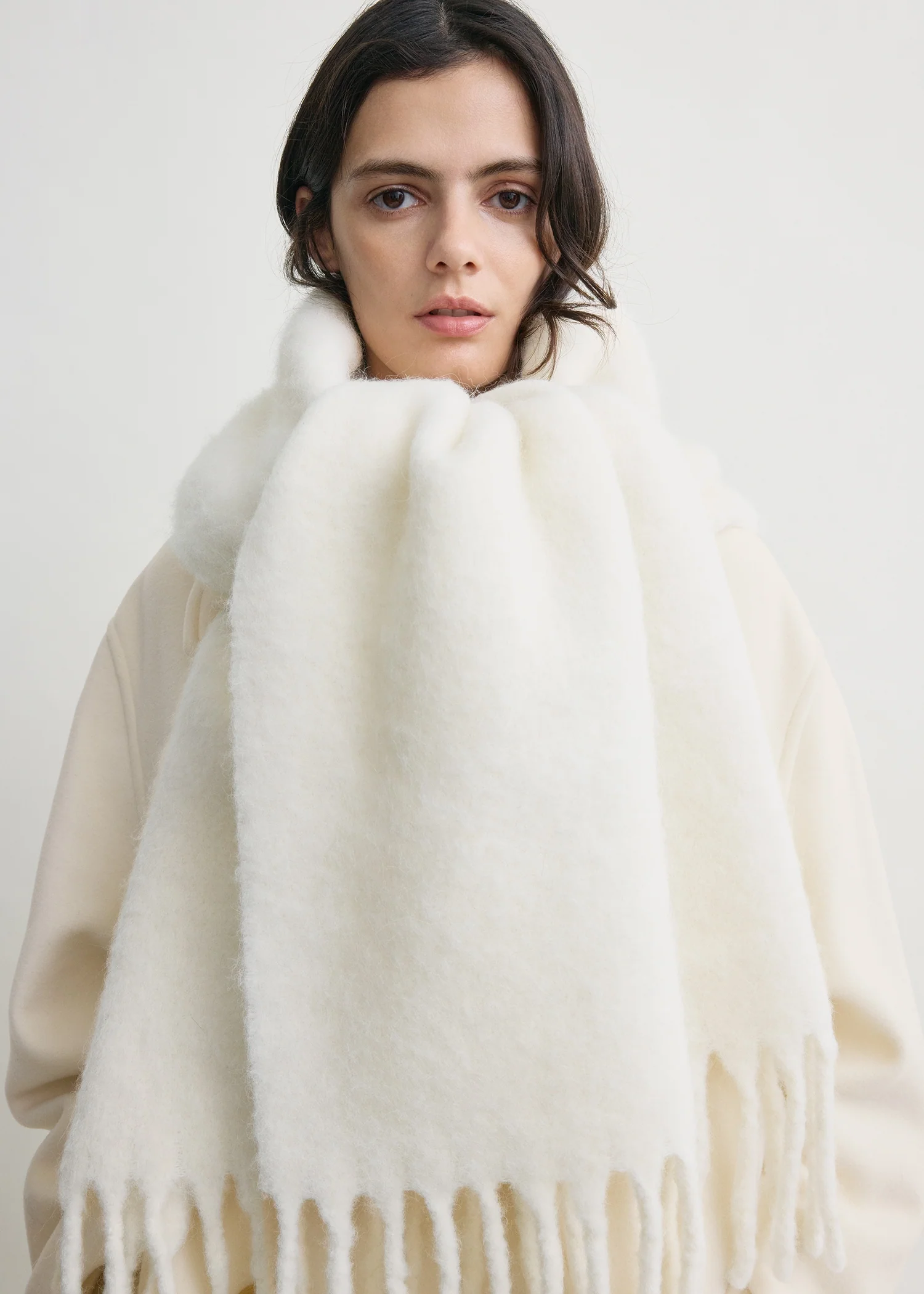 Fuzzy scarf off-white - Image 3