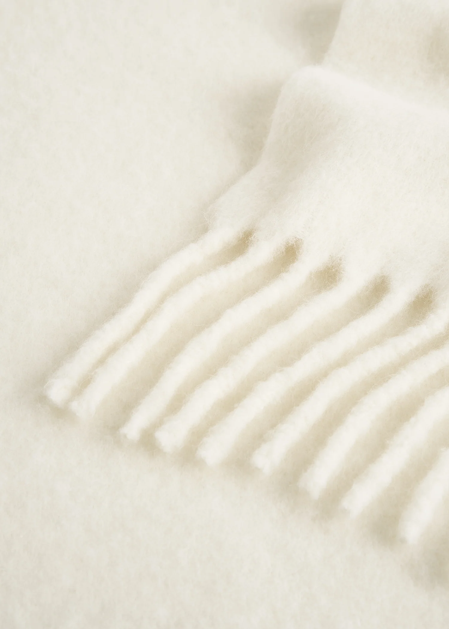 Fuzzy scarf off-white - Image 5