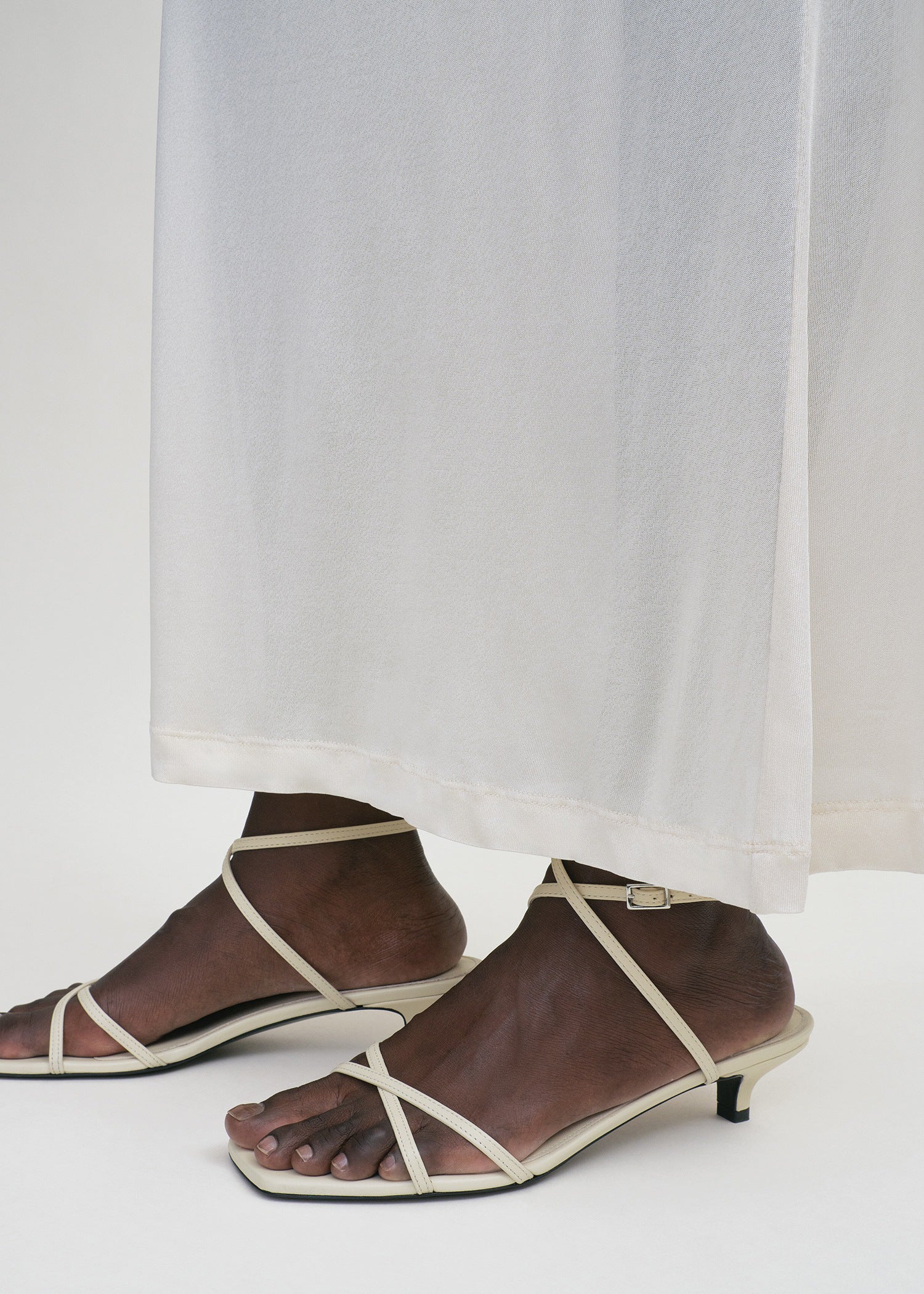 Leather crossover sandals off-white - Image 3
