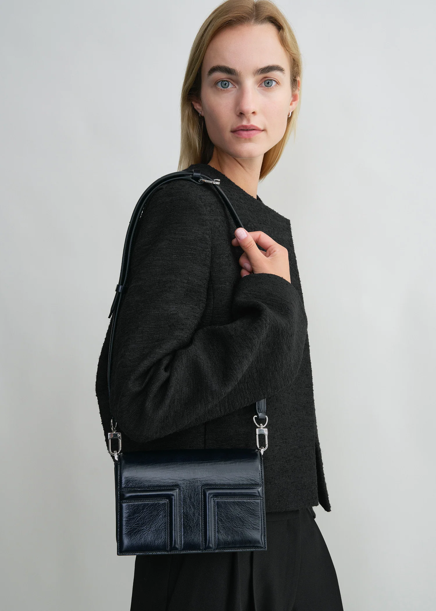 Mini T-flap naplack bag navy - Image 4