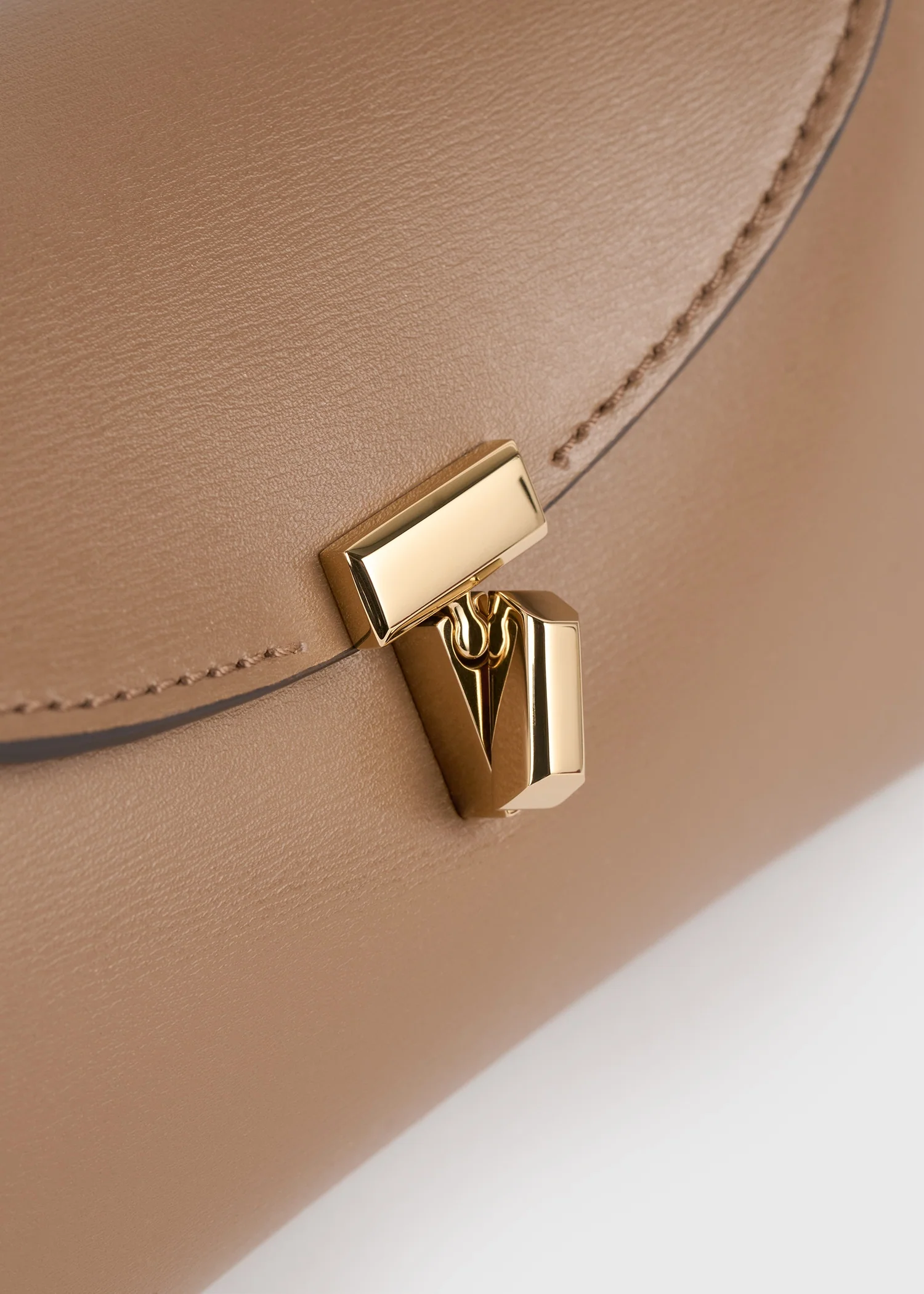 Mini T-lock leather clutch camel - Image 5