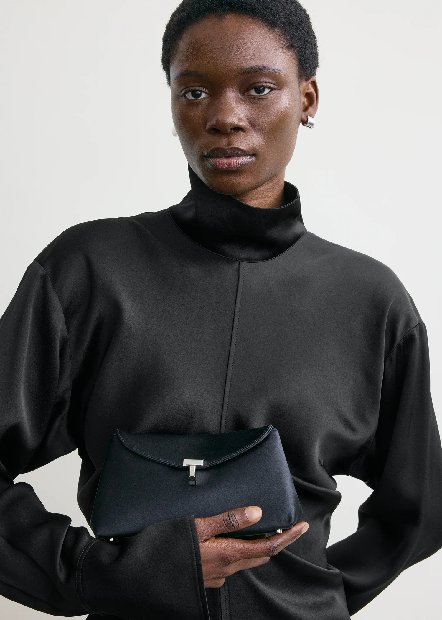 Mini T-lock satin clutch navy - Image 2