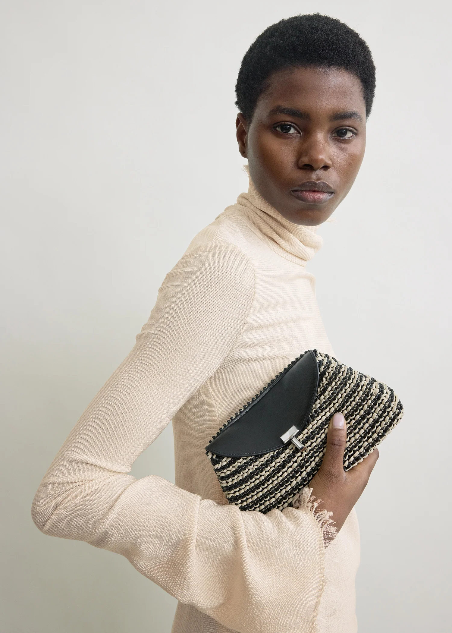 Mini T-lock woven-leather clutch black/sand - Image 2