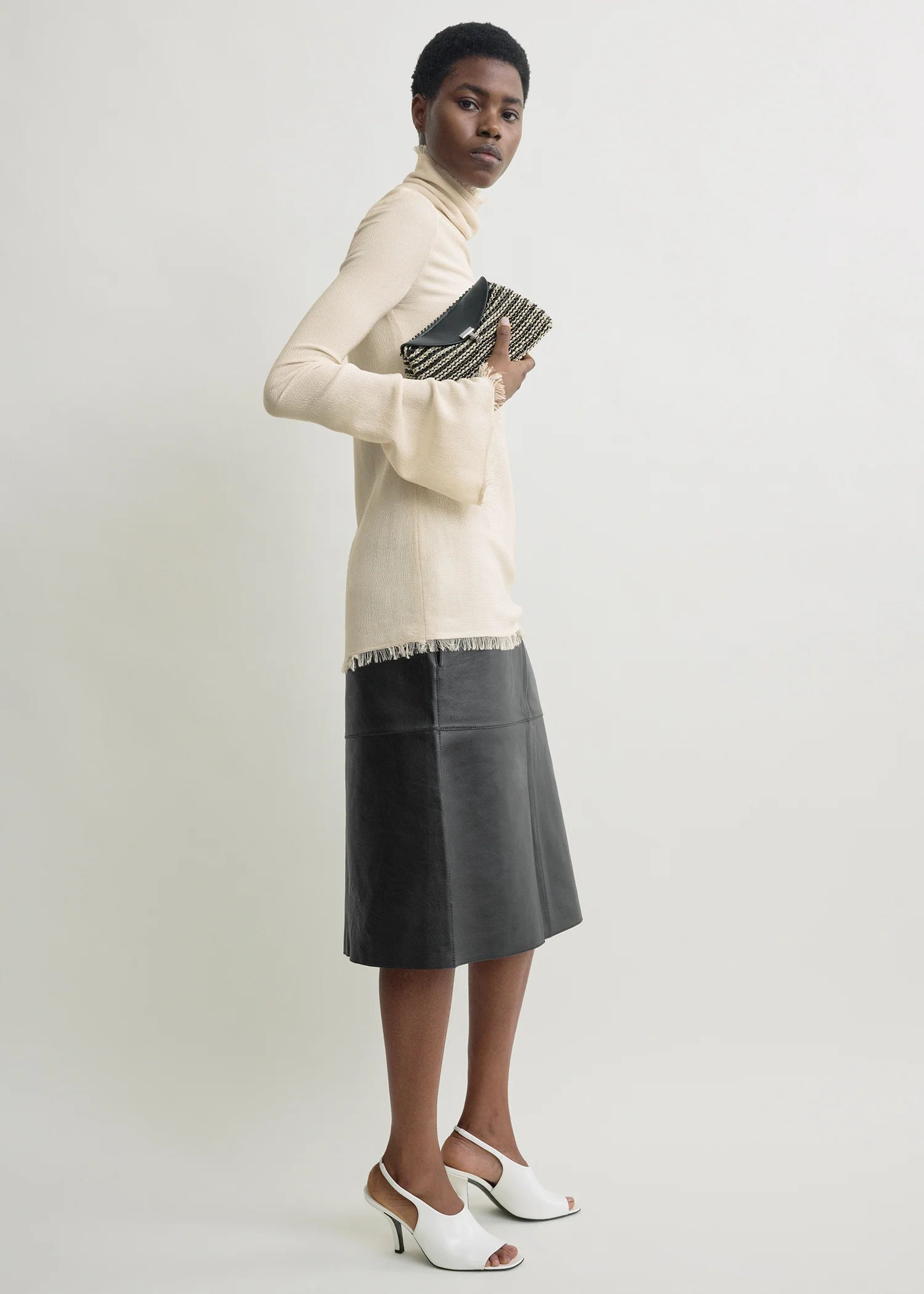 Mini T-lock woven-leather clutch black/sand - Image 3