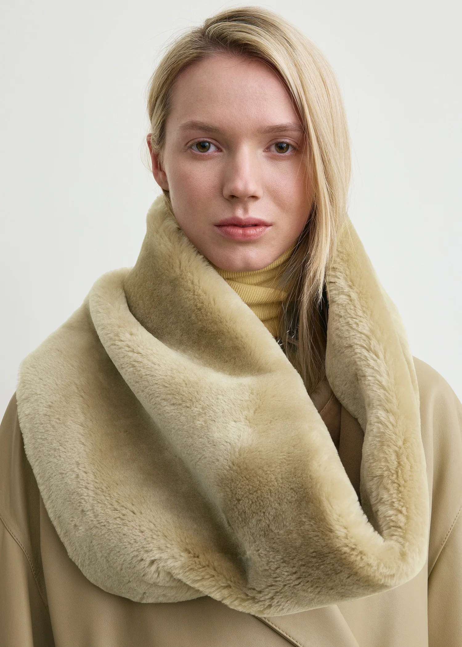 Plush shearling muff rye - Image 3