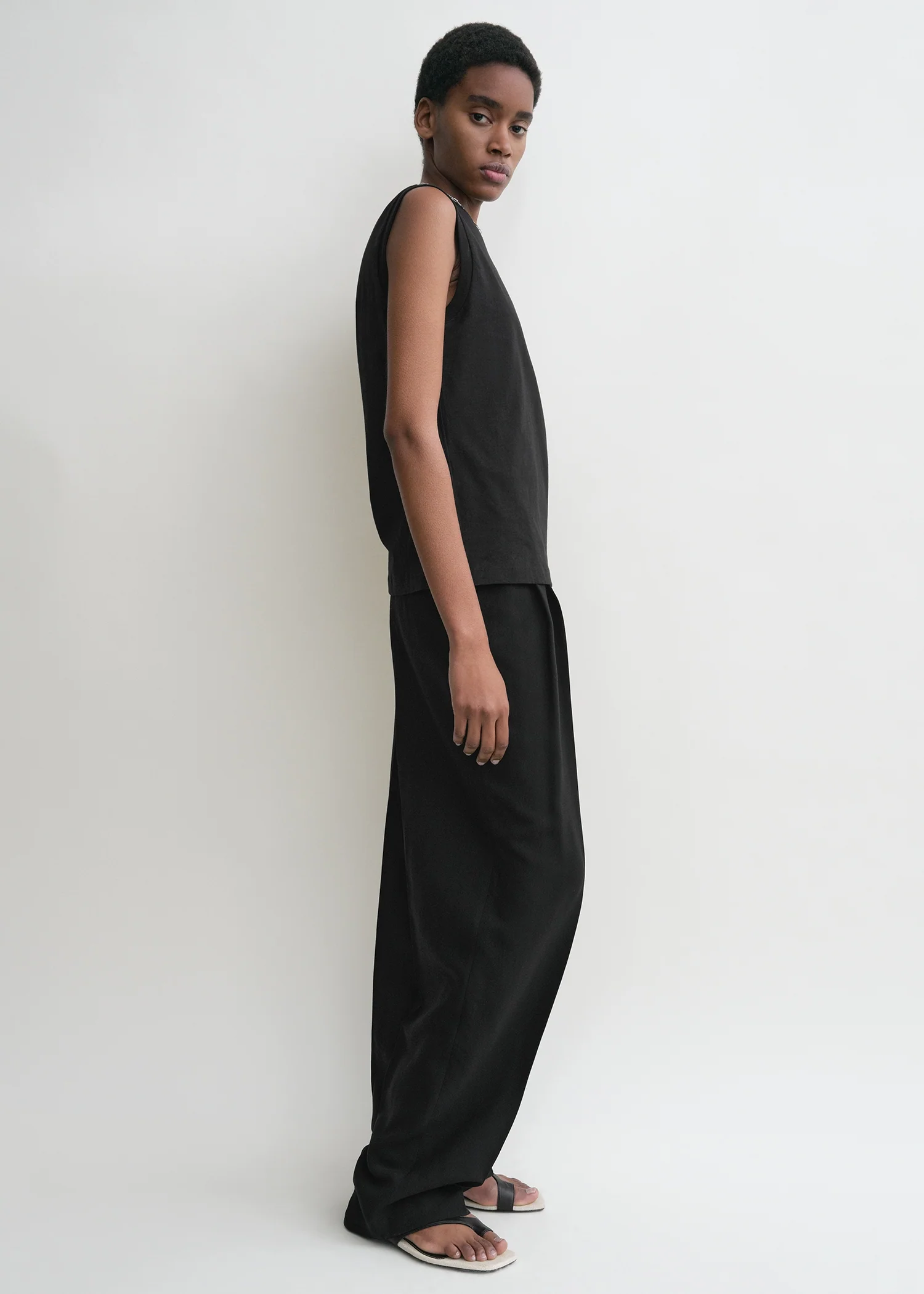 Relaxed sleeveless tee black - Image 2