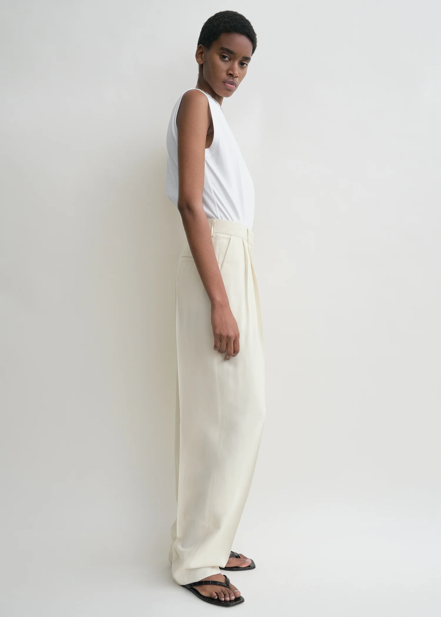 Relaxed sleeveless tee off white - Image 2