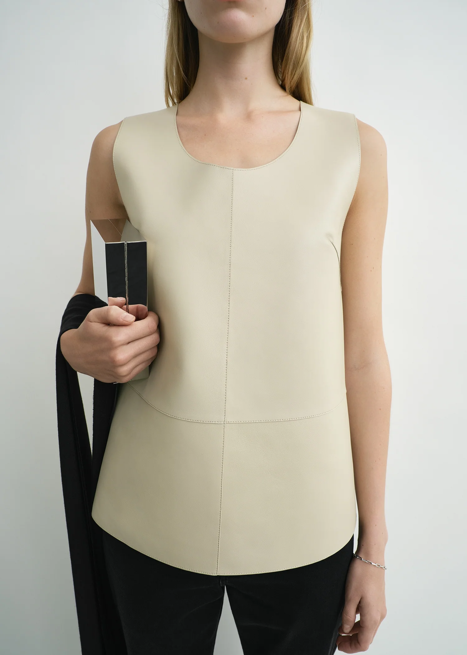 Scoop-neck leather top sand - Image 4