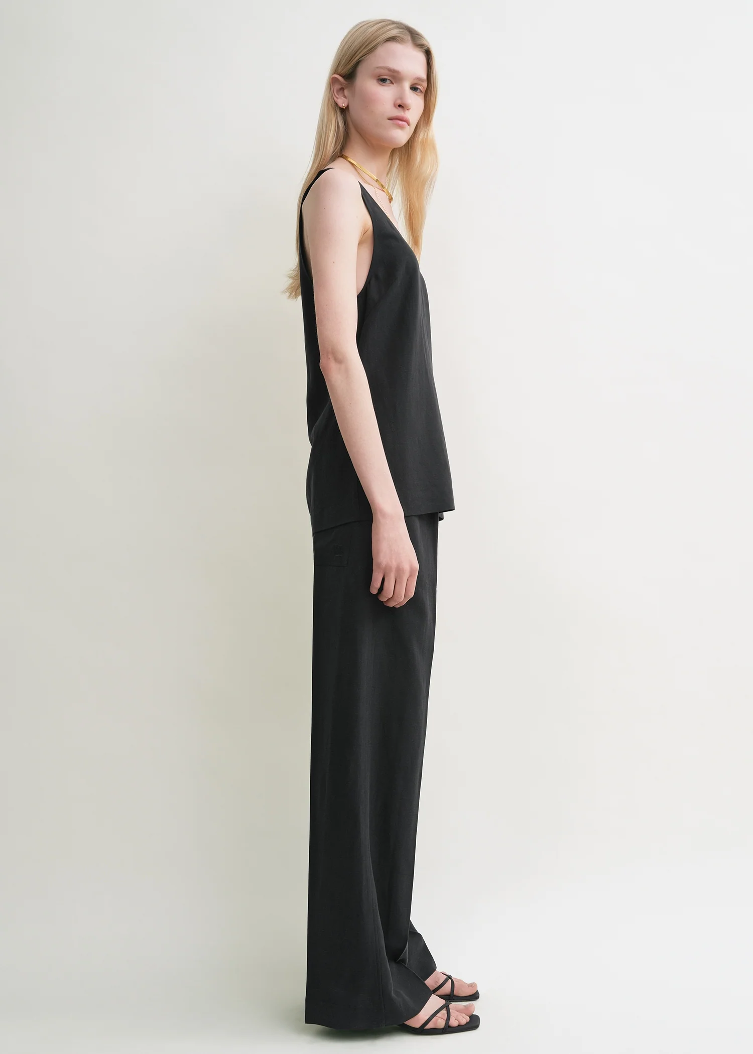 Scoop tank top black - Image 2