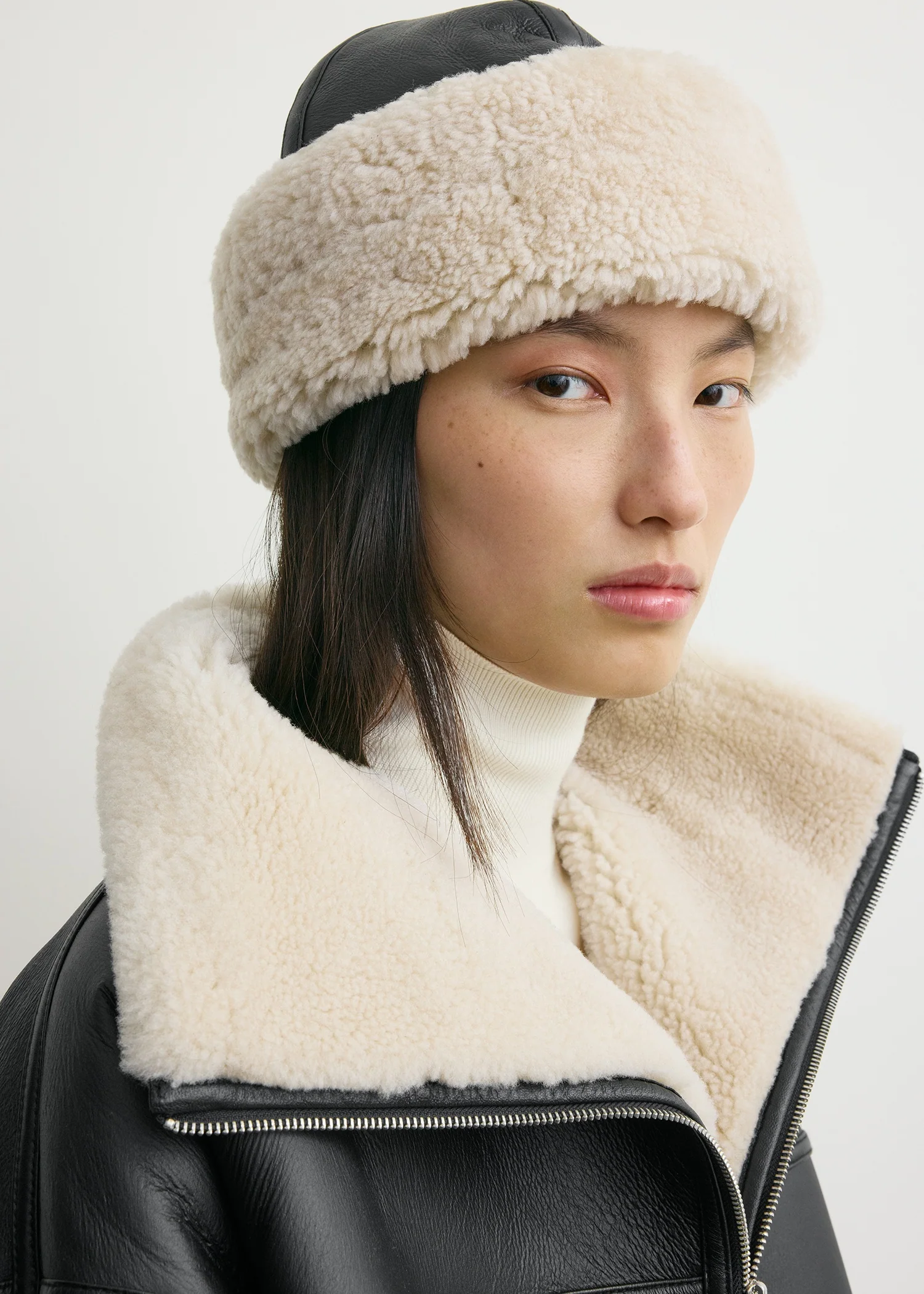 Shearling winter hat black/off white - Image 3