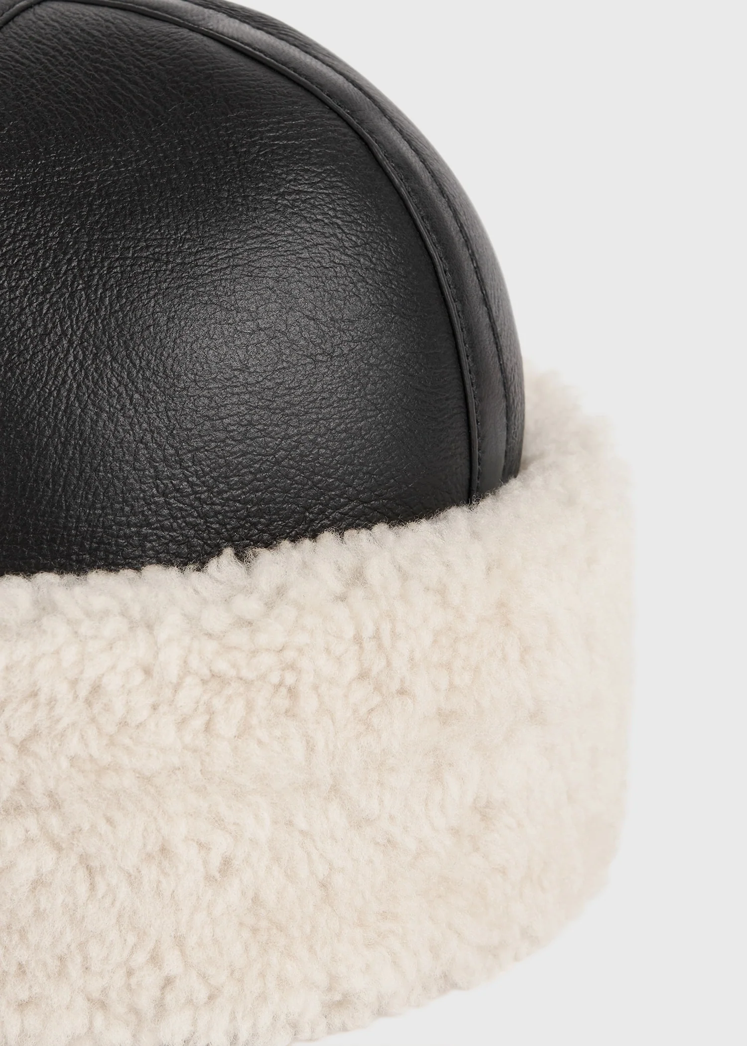 Shearling winter hat black/off white - Image 4