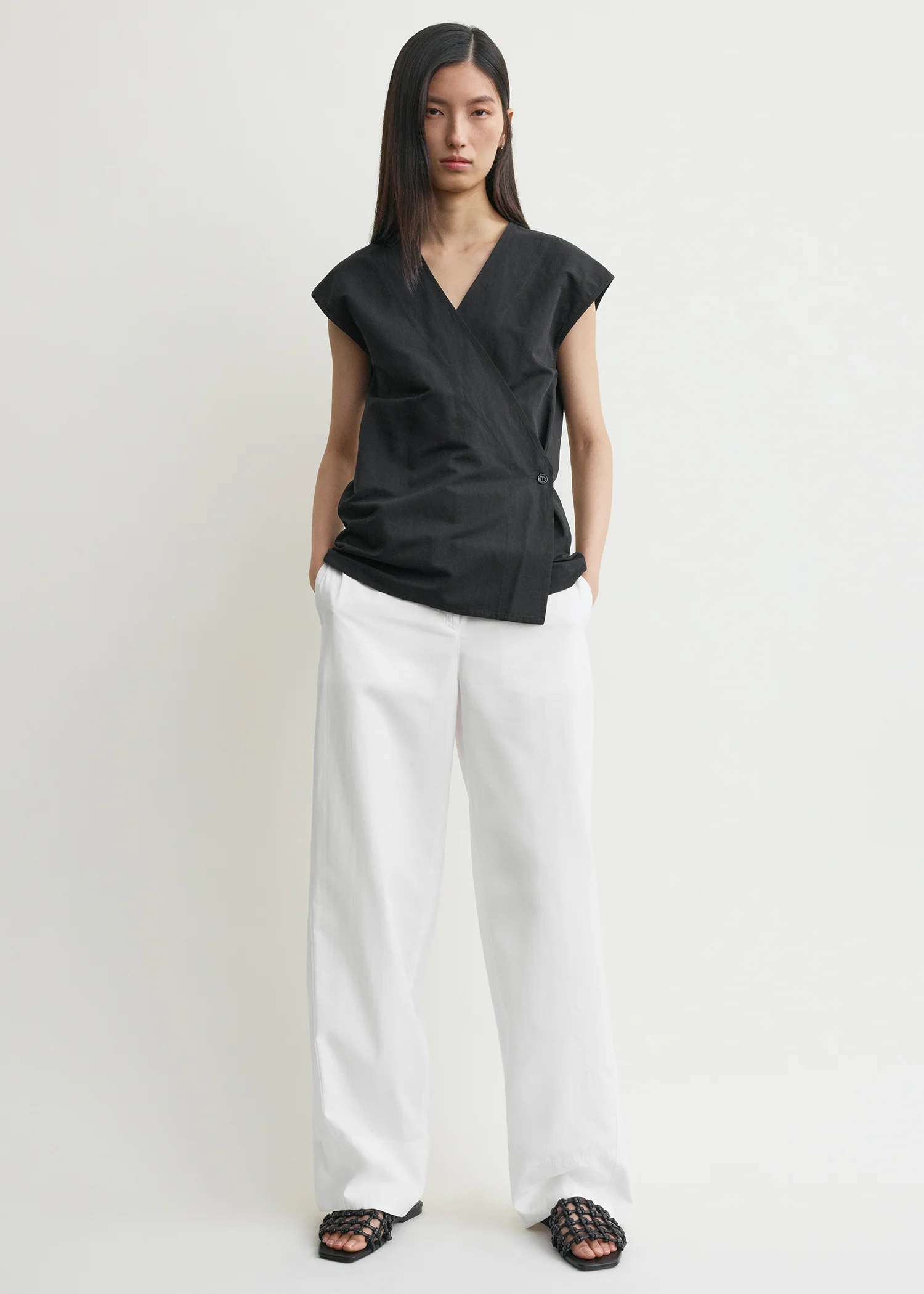 Short-sleeve wrap blouse black