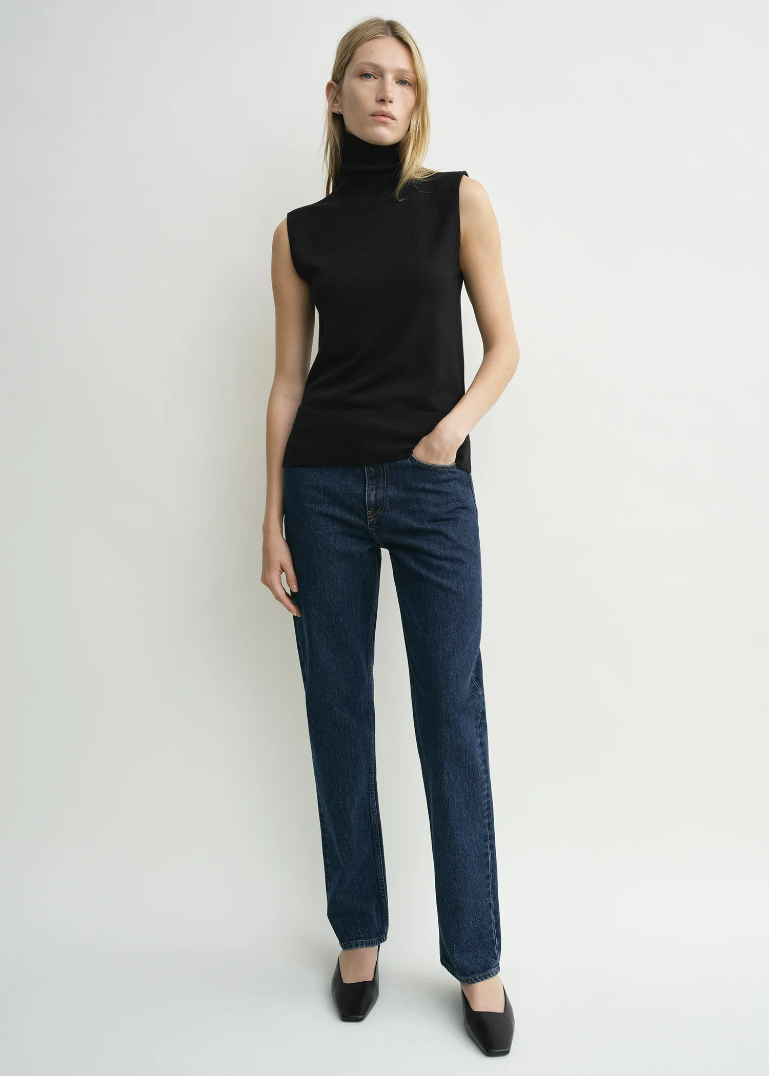 Sleeveless fine turtleneck black
